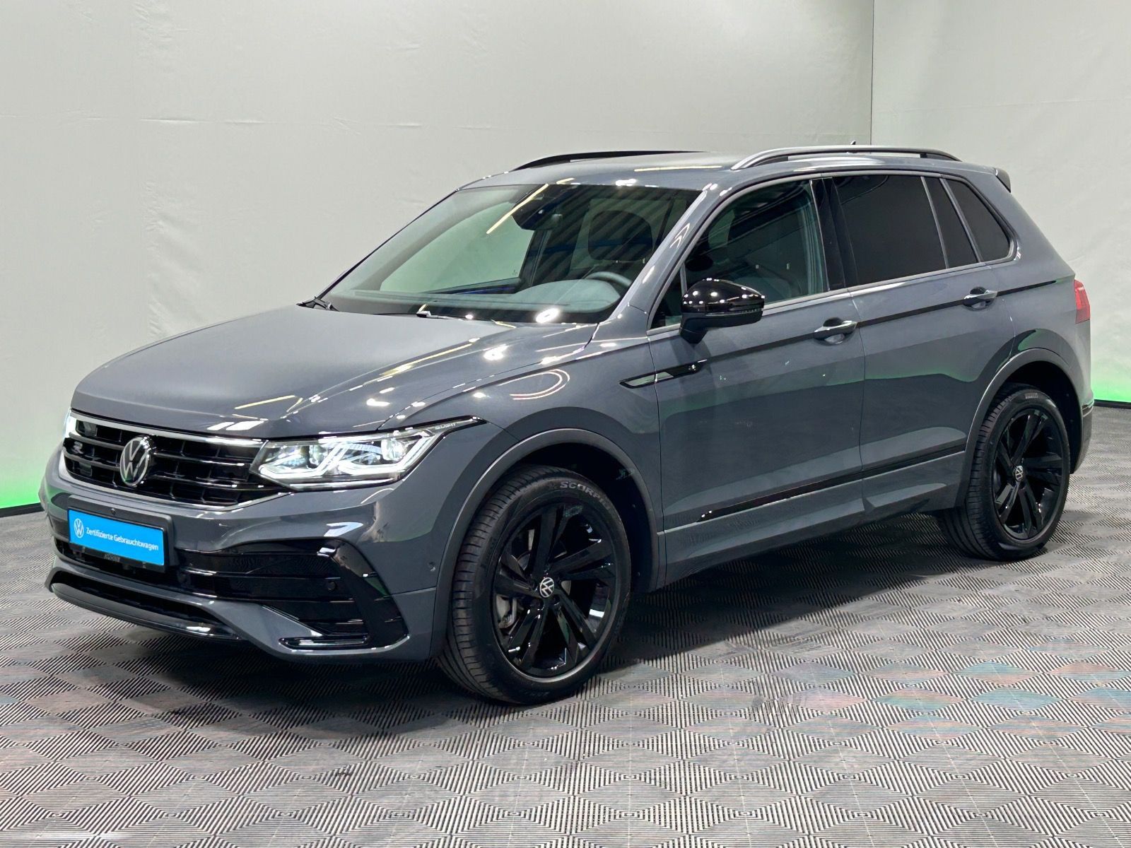 Volkswagen Tiguan R-Line 2.0 TSI DSG 4M - Samsaru's Car Outlet