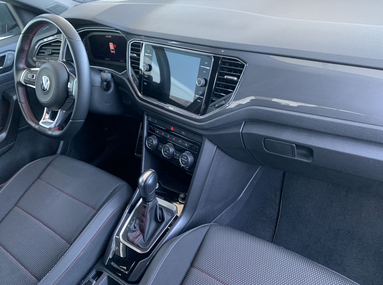 Volkswagen T-Roc 1.5 TSI Sport - Samsaru's Car Outlet