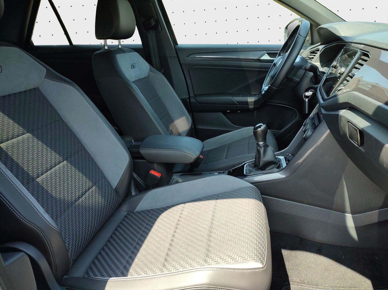 Volkswagen T-ROC 1.5 TSI R-Line - Samsaru's Car Outlet