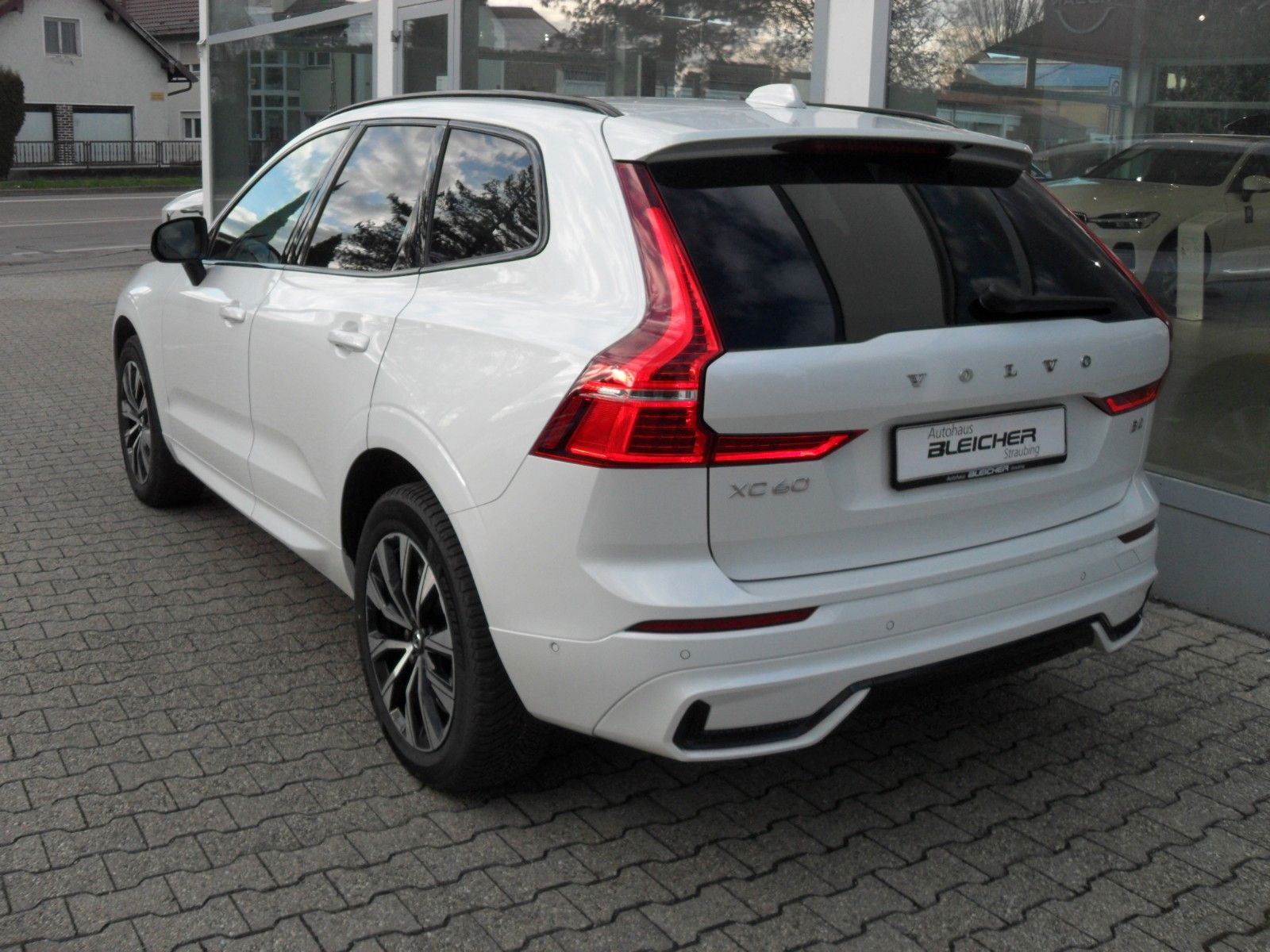 Volvo XC 60 B4 Plus Dark - Samsaru's Car Outlet
