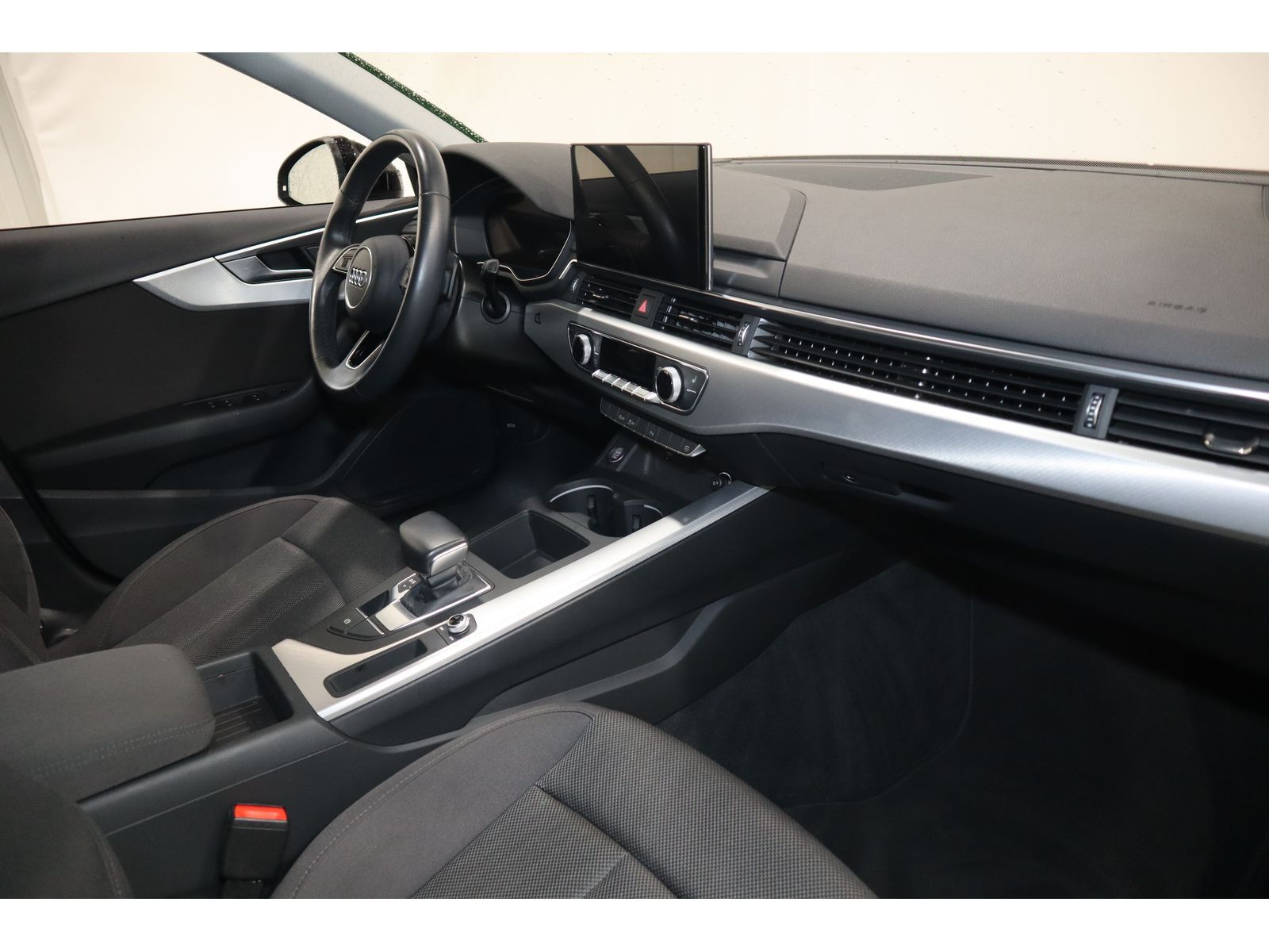 Audi A4 Avant 35 TFSI advanced - Samsaru's Car Outlet