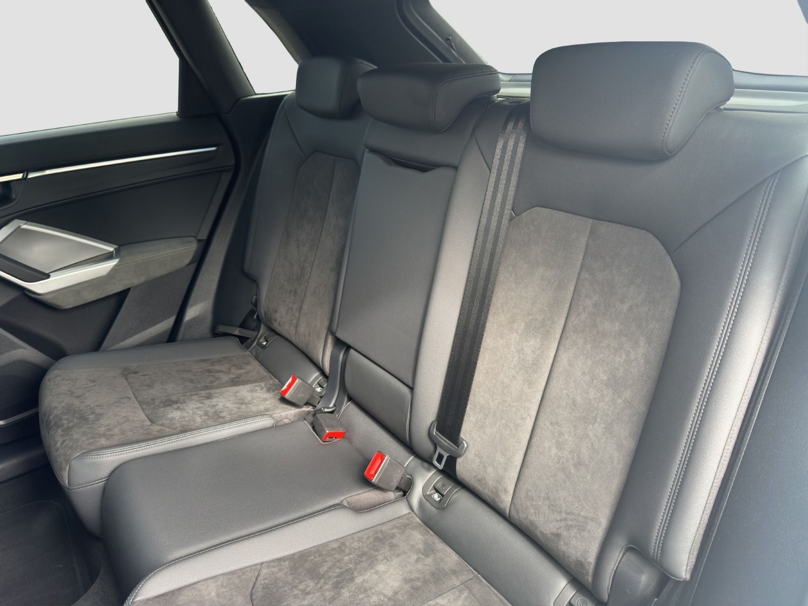 Audi Q3 40 TFSI quattro S line - Samsaru's Car Outlet