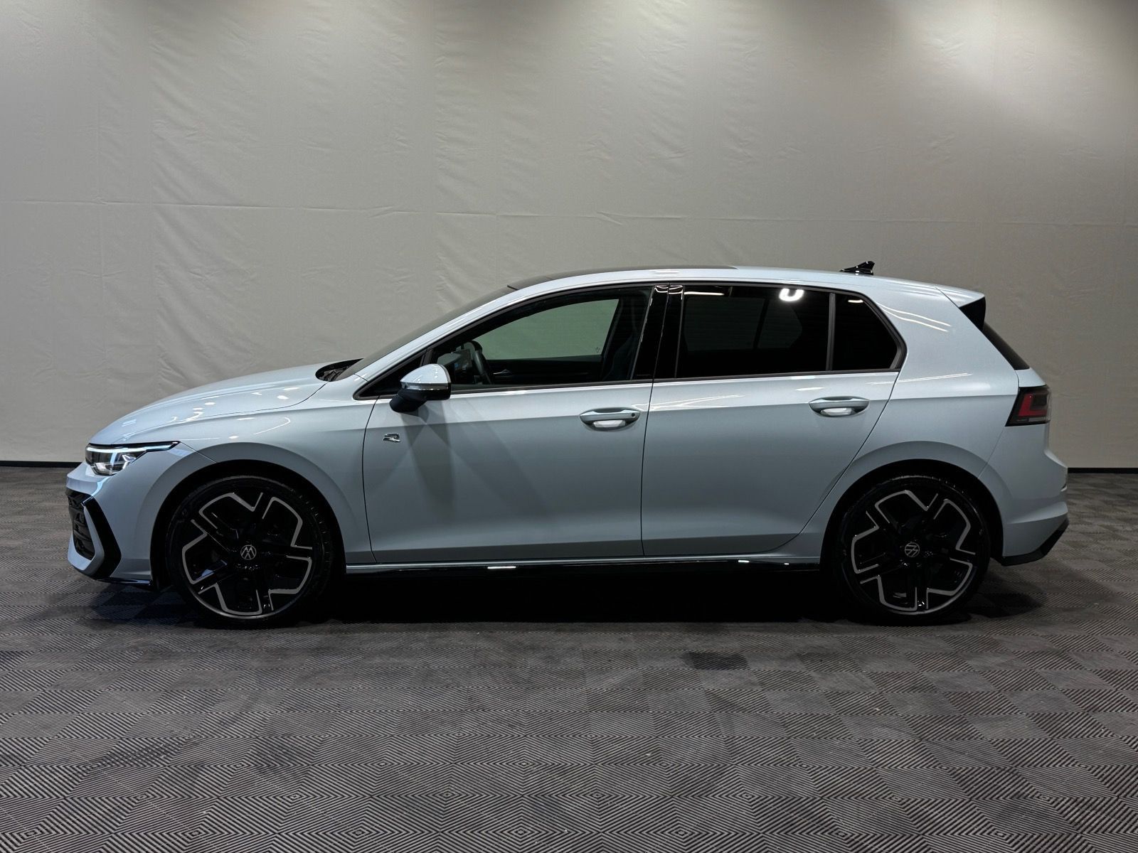 Volkswagen Golf R-Line 1.5 eTSI DSG | MATRIX NAVI PANO AHK