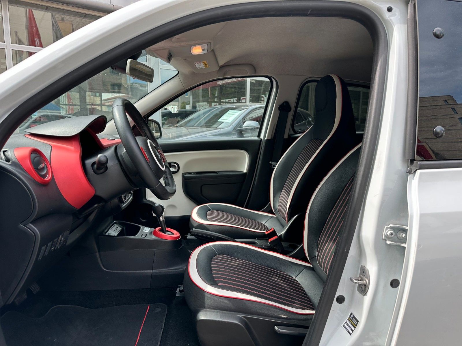 Renault Twingo TCe90 - Samsaru's Car Outlet