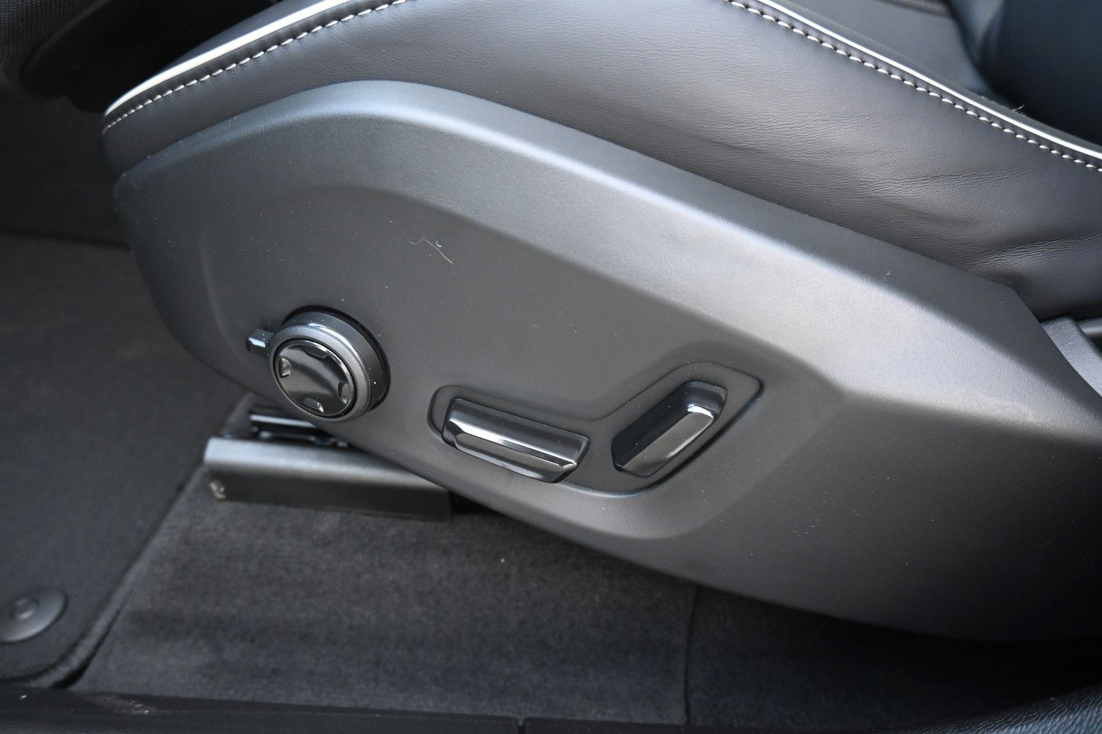 Volvo XC60 B5 AWD Plus Dark*FSHZG*360°*H&K*ACC*AHK