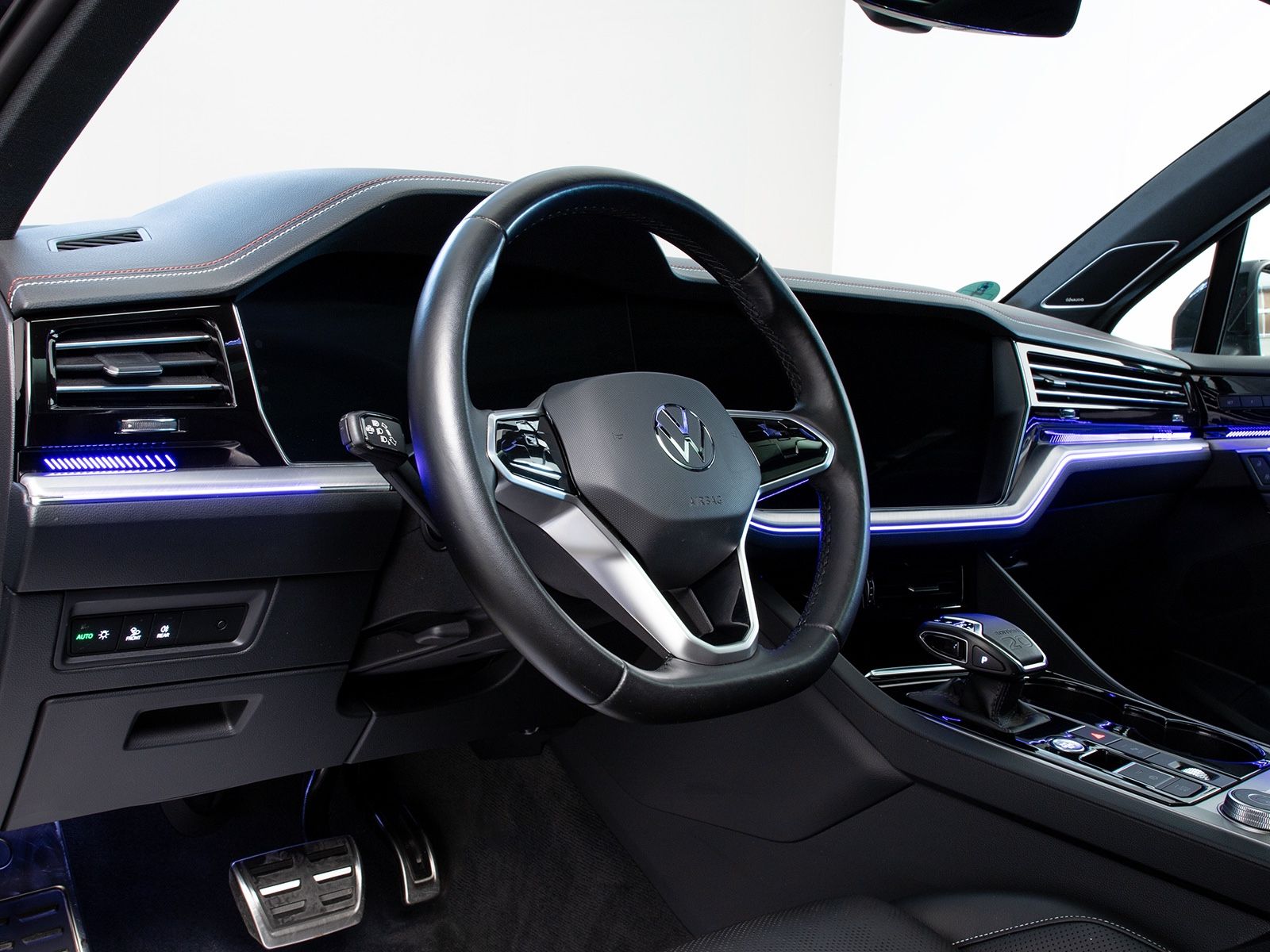 Volkswagen Touareg R-Line EDITION20 - Samsaru's Car Outlet