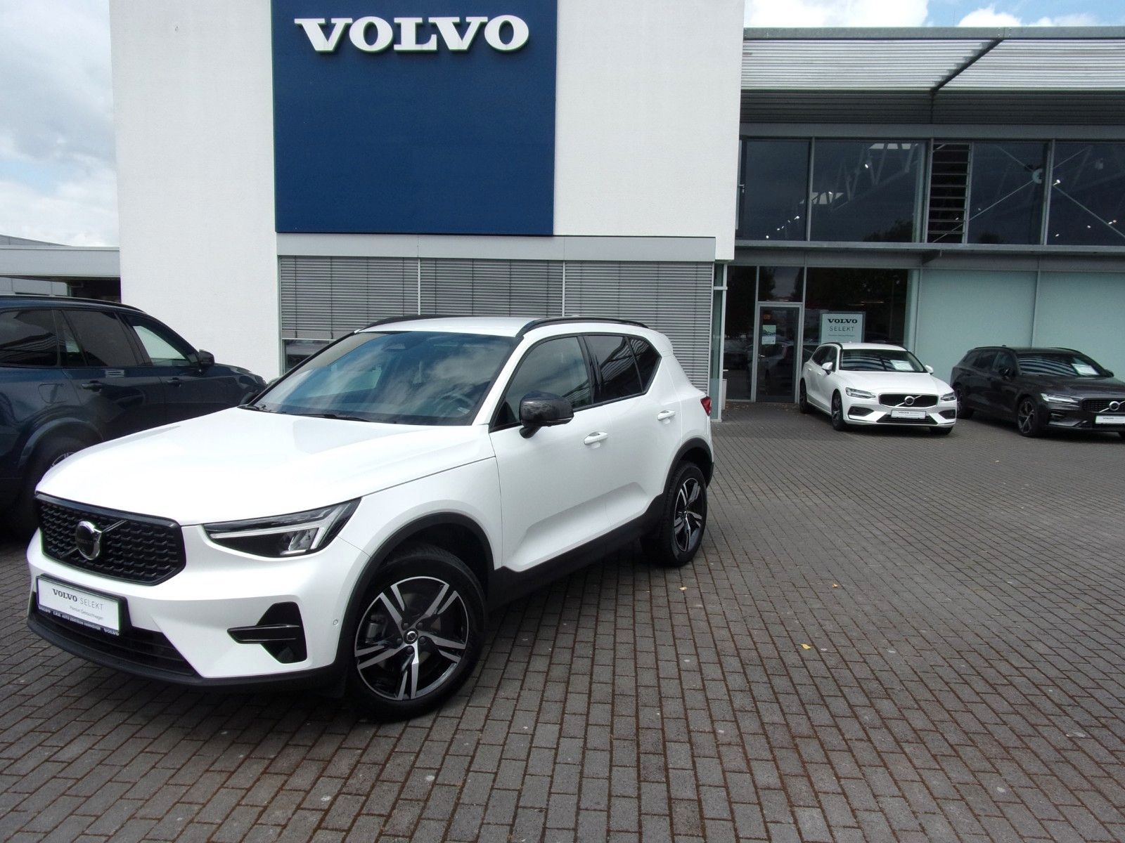 Volvo XC 40 B3 Plus Dark 2WD - Samsaru's Car Outlet