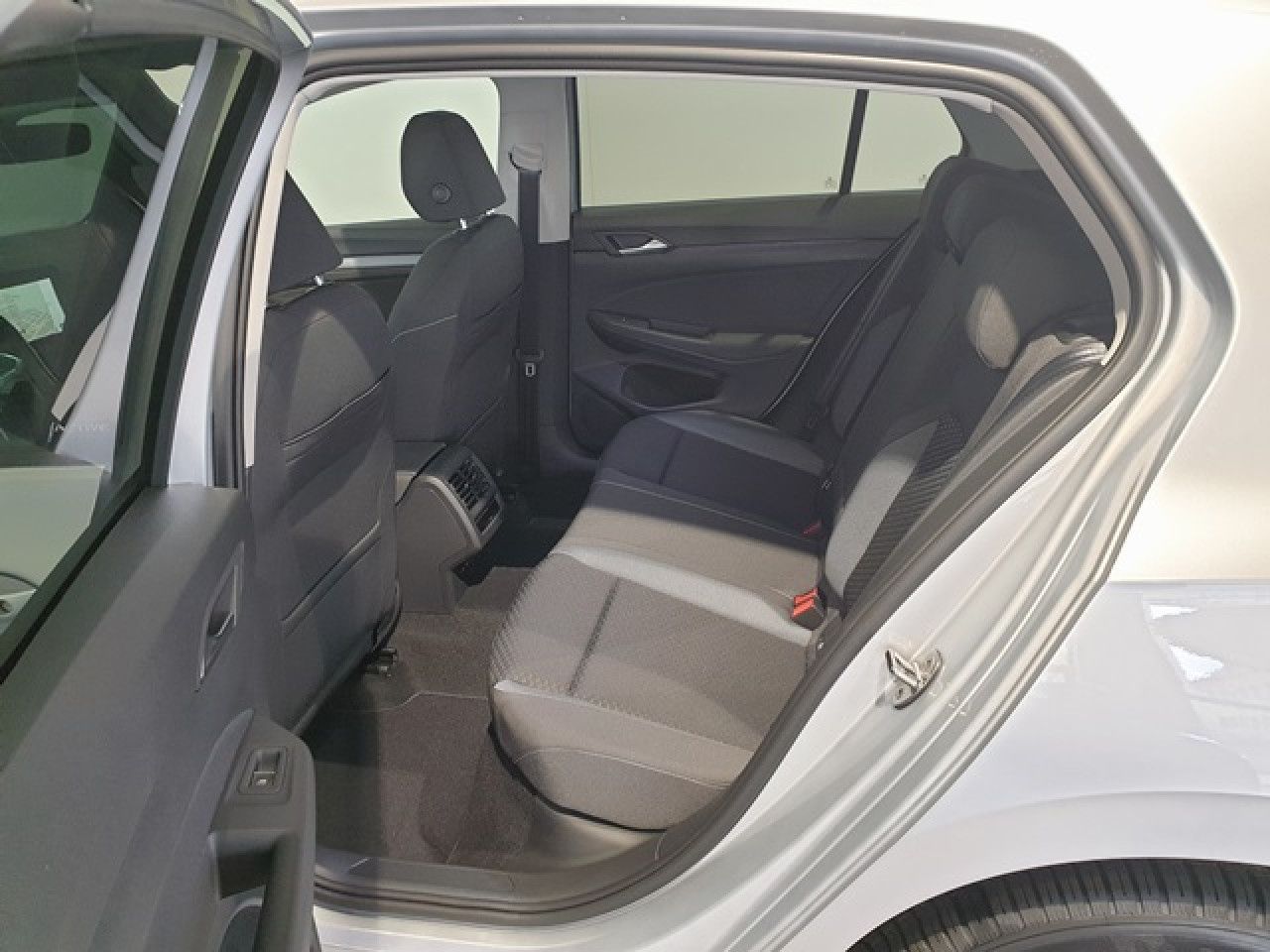 Volkswagen Golf 1.5 eTSI Active DSG - Samsaru's Car Outlet