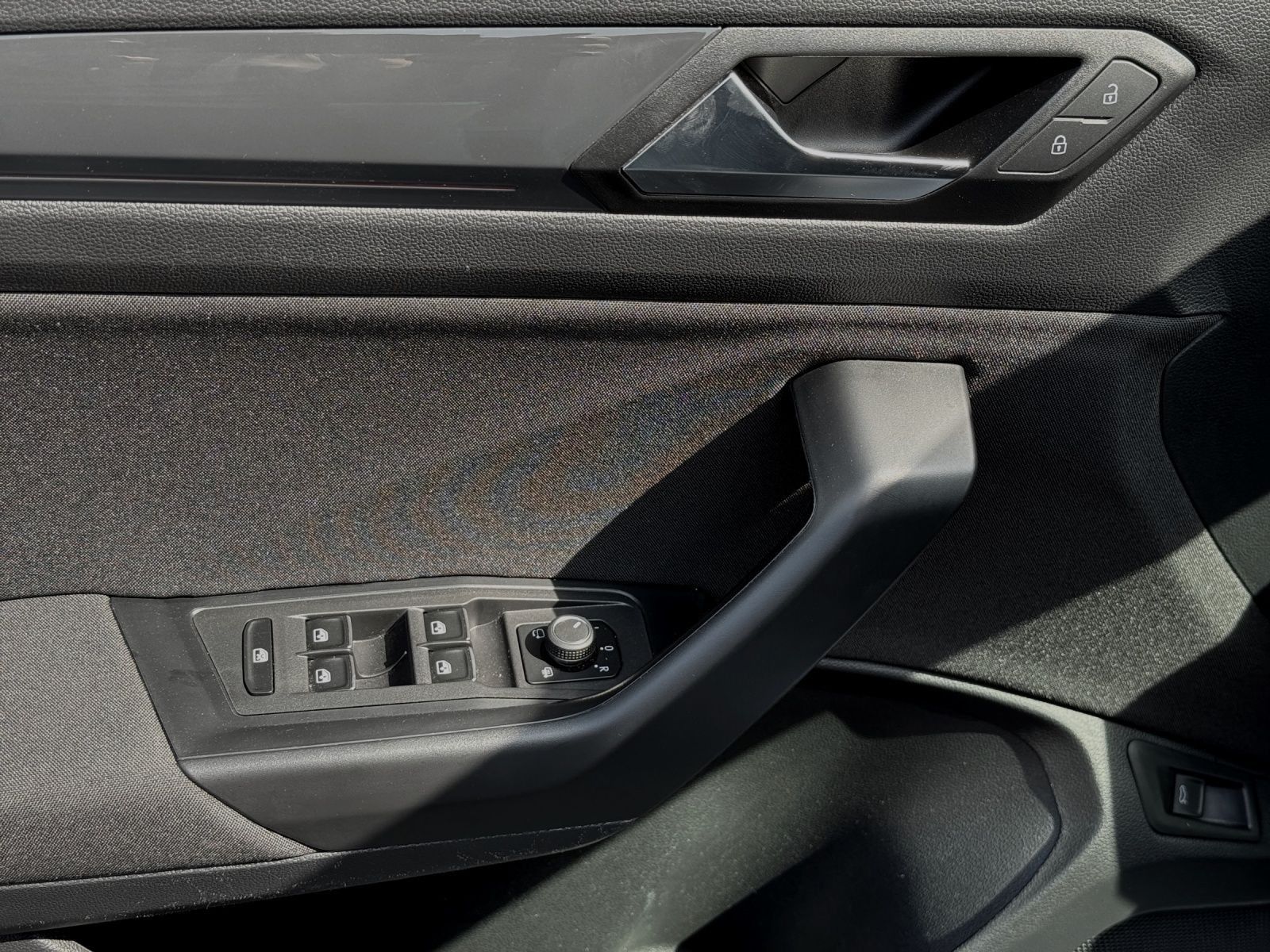 Volkswagen T-Roc 2.0 TDI DSG R-LINE - Samsaru's Car Outlet