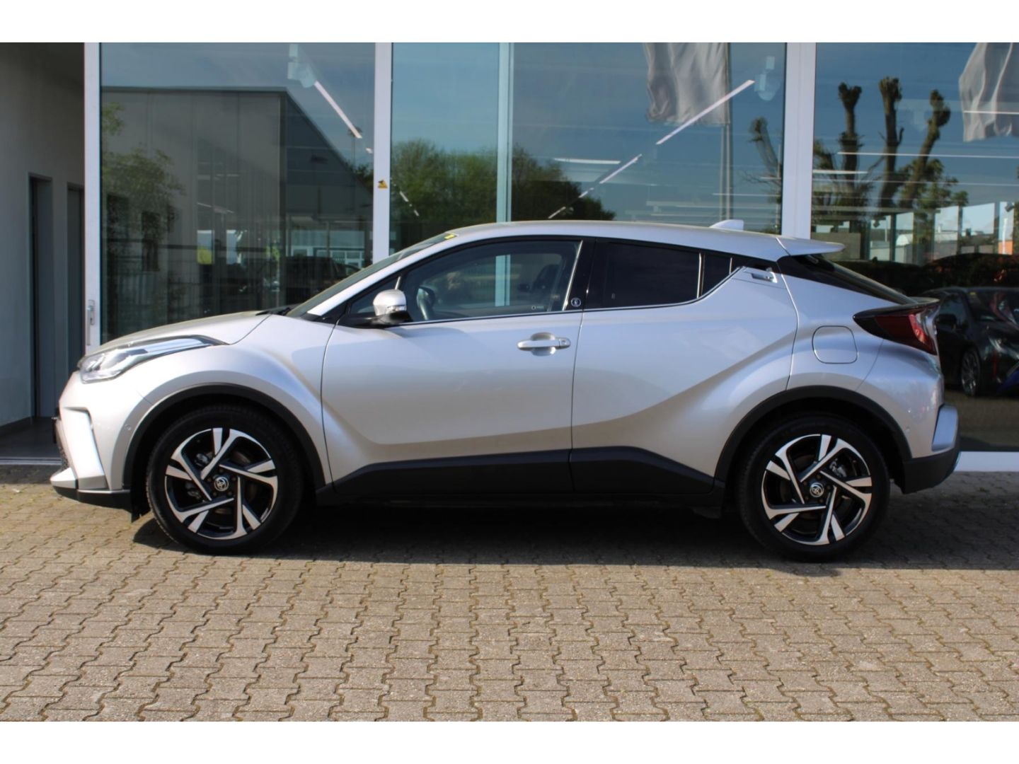 Toyota C-HR Hybrid - Samsaru's Car Outlet