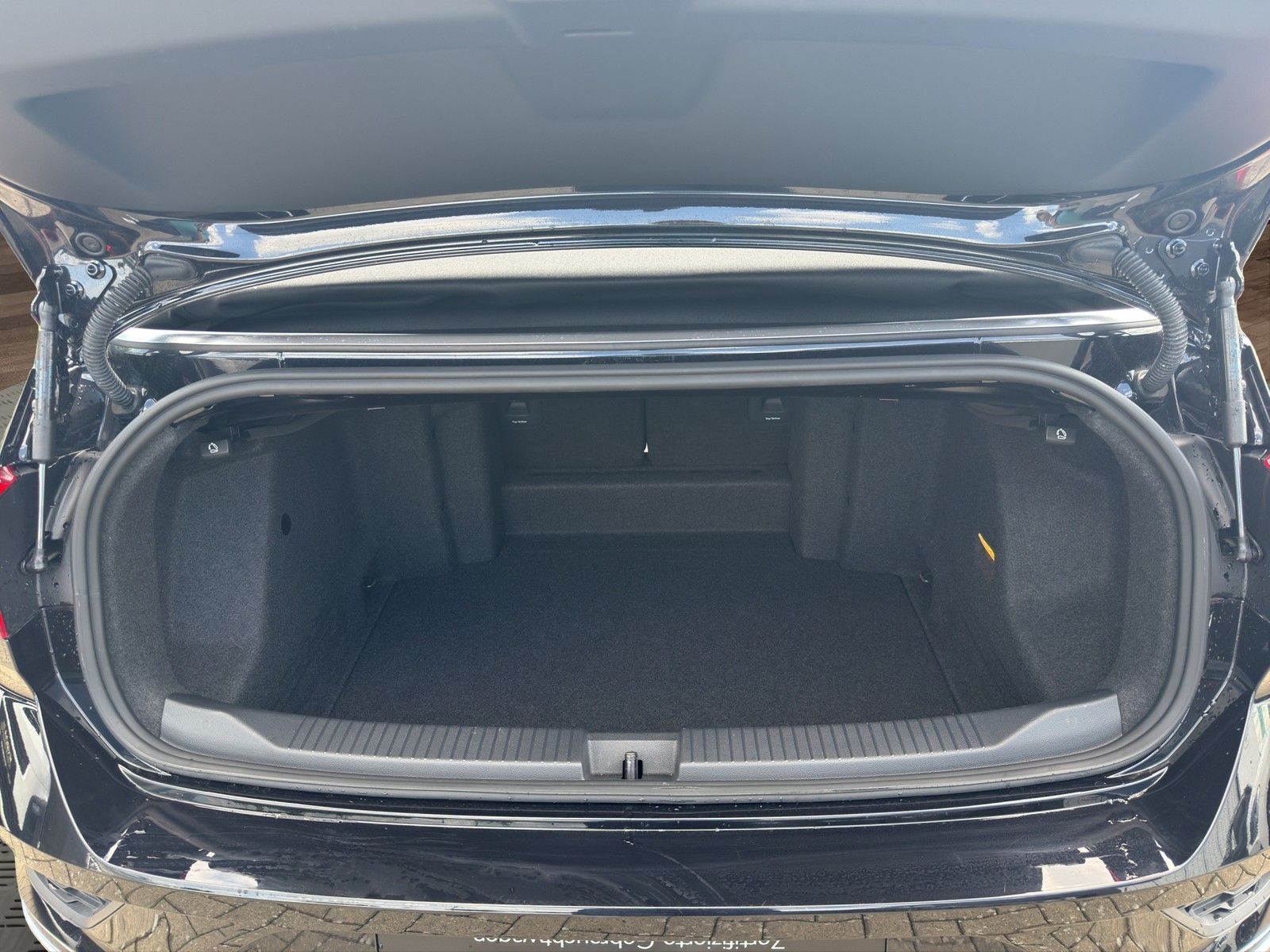 Volkswagen T-Roc R-Line - Samsaru's Car Outlet