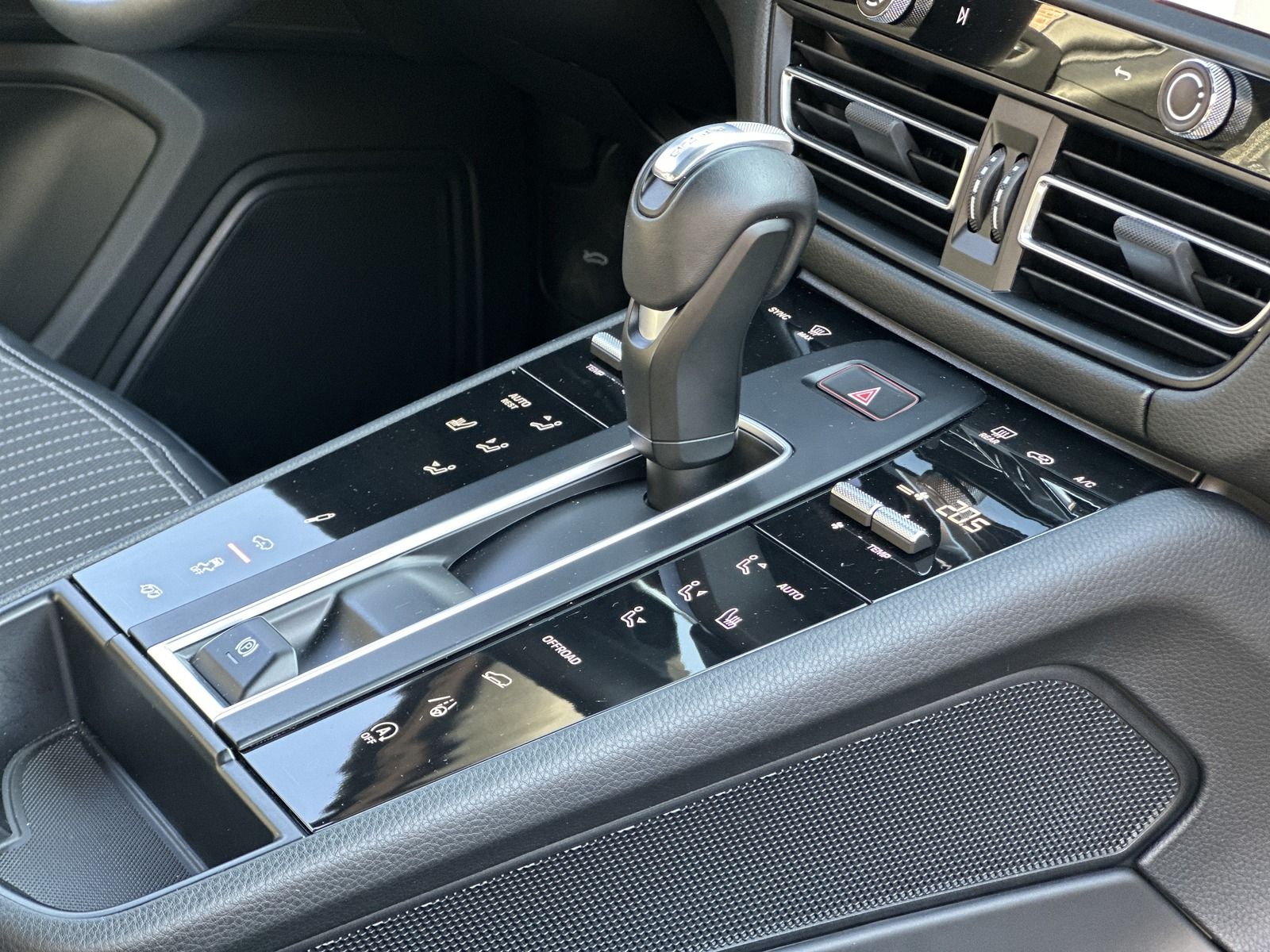Porsche Macan T - Samsaru's Car Outlet