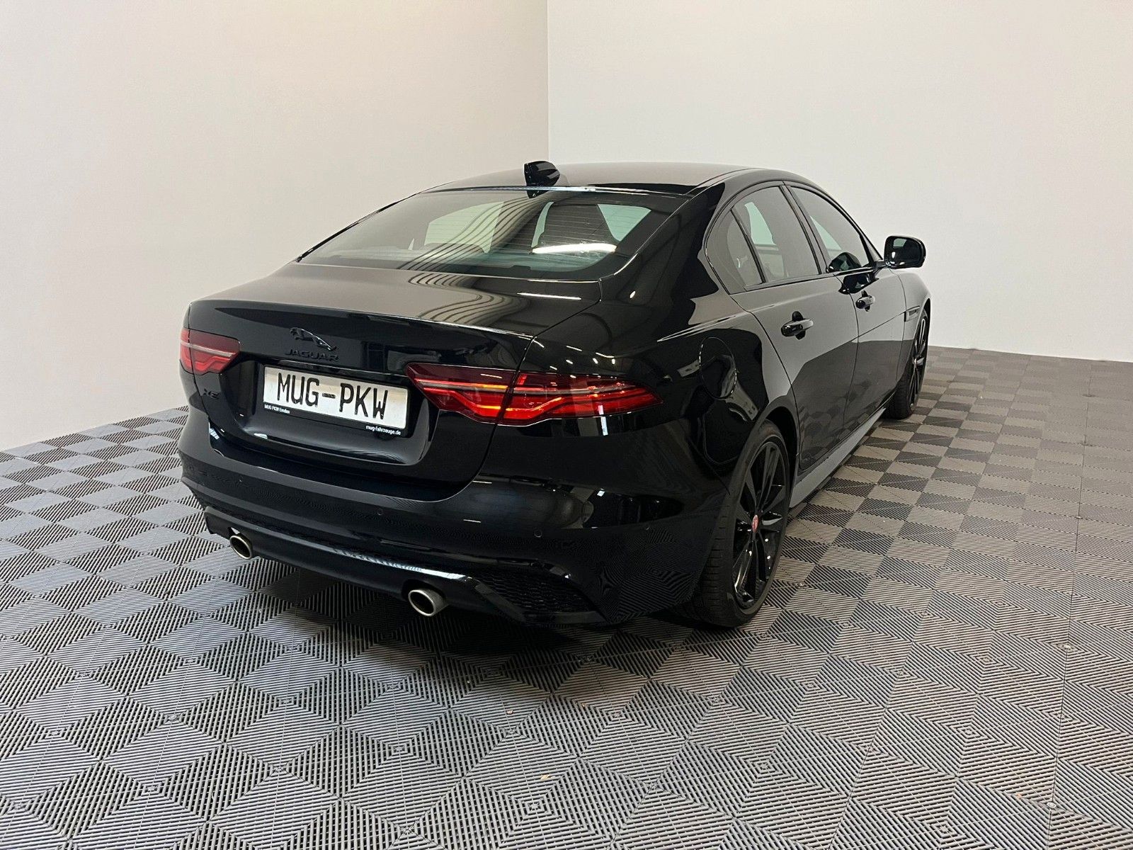 Jaguar XE P250 R-Dynamic Black *ACC-HuD-LED-360°*