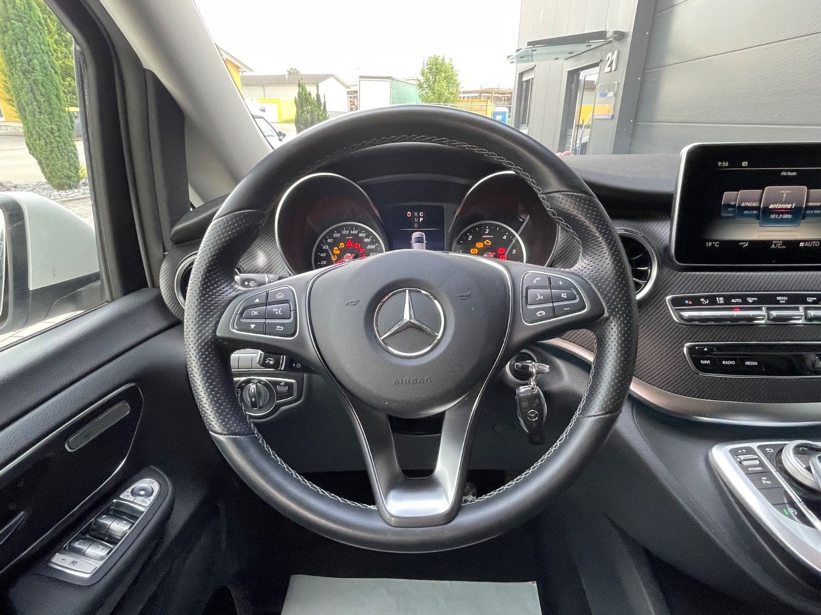 Mercedes-Benz V 300 d AMG - Samsaru's Car Outlet