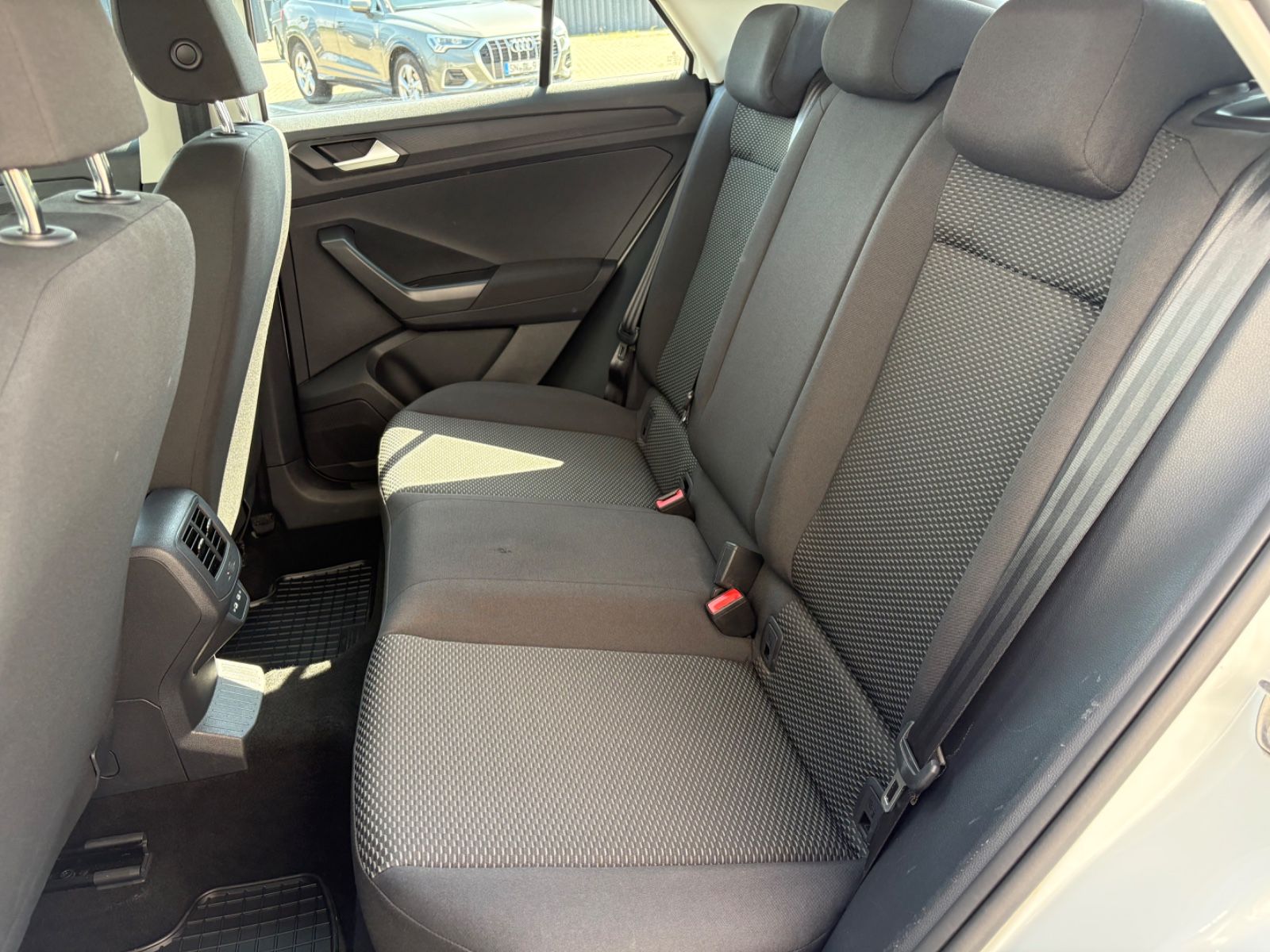 Volkswagen T-Roc - Samsaru's Car Outlet