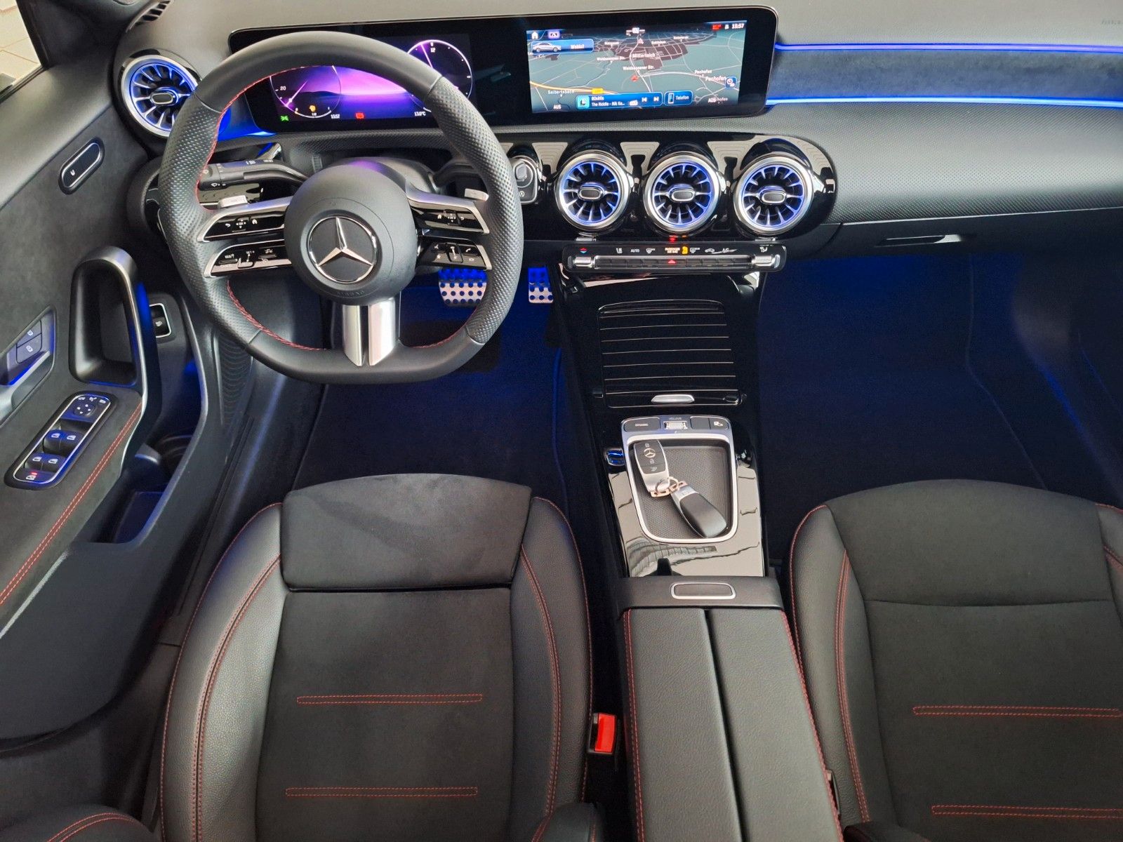 Mercedes-Benz A 180 Limousine AMG Line - Samsaru's Car Outlet