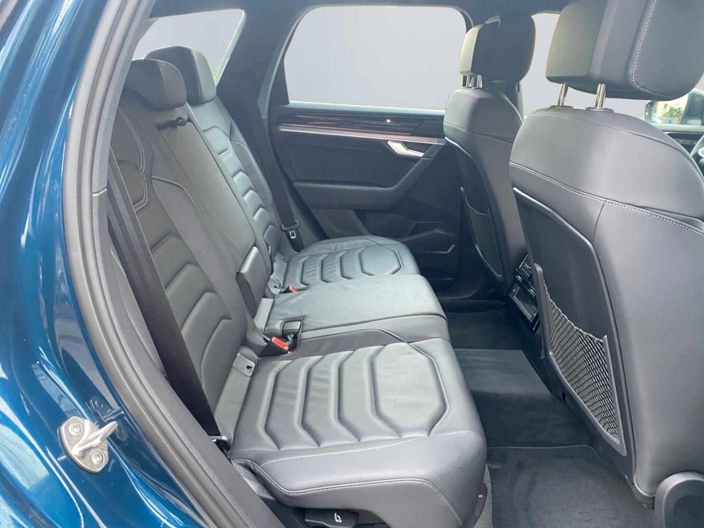 Volkswagen Touareg 3.0 V6 TDI 4M R-Line - Samsaru's Car Outlet