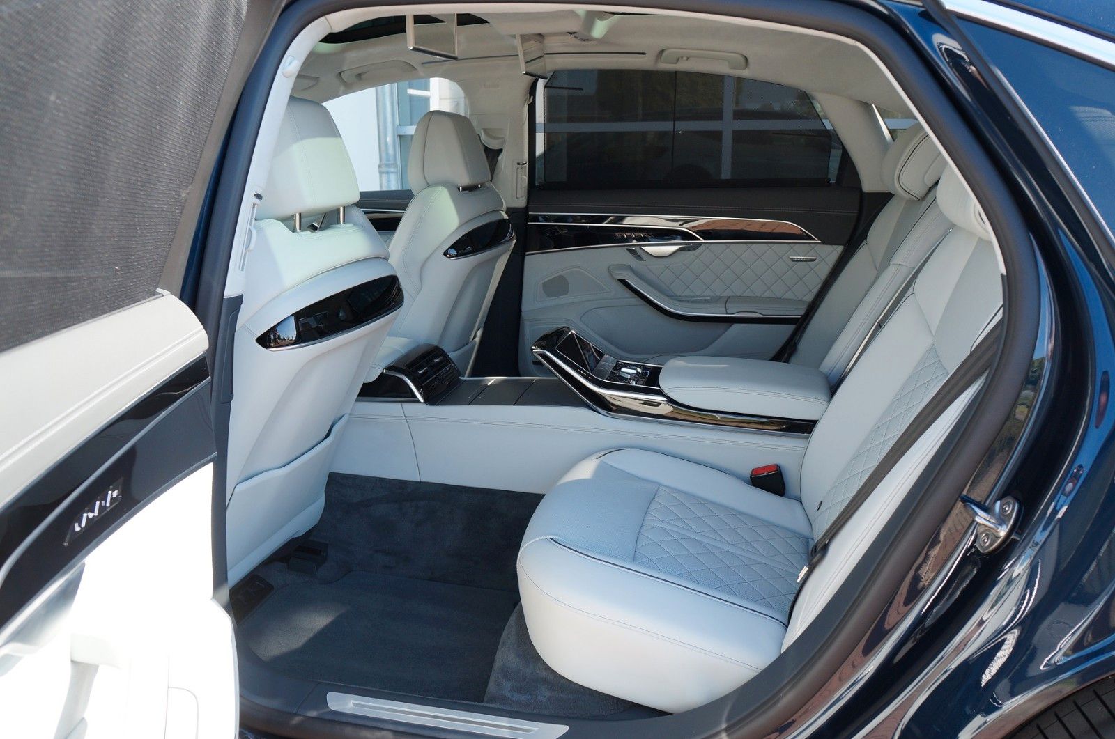 Audi A8L S line 60 TFSIe 4-Sitzer - Samsaru's Car Outlet