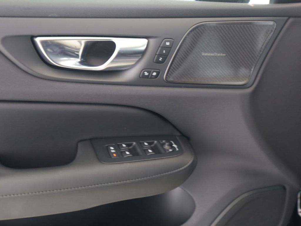 Volvo S60 Lim. B4 Plus Dark PANO NAVI STNDHZ HARMANN K