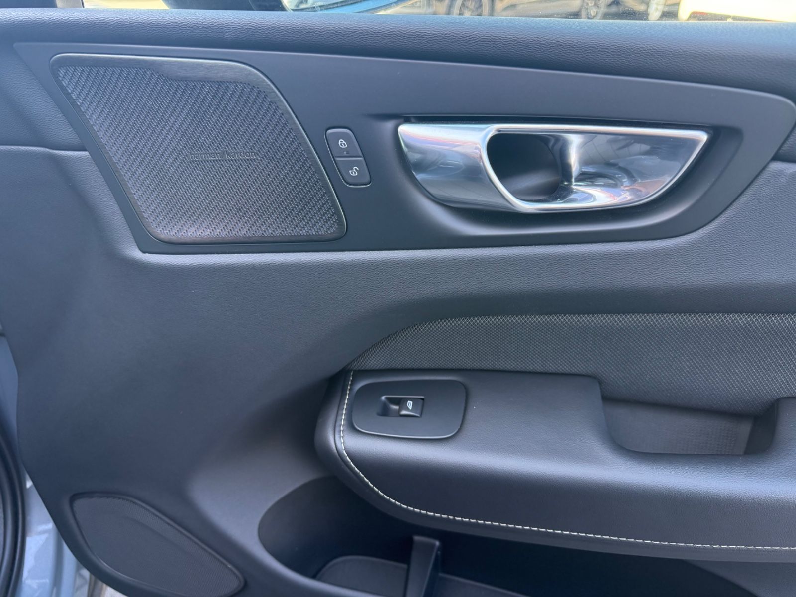 Volvo XC60 R-Design - Samsaru's Car Outlet