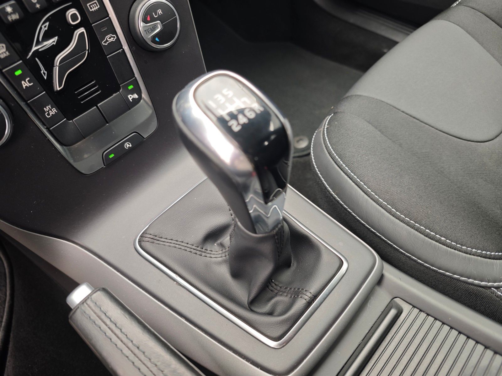 Volvo V40 2.0d MOMENTUM*NAVI*PDC*VOLL-LED*KLIMAAUTO.*