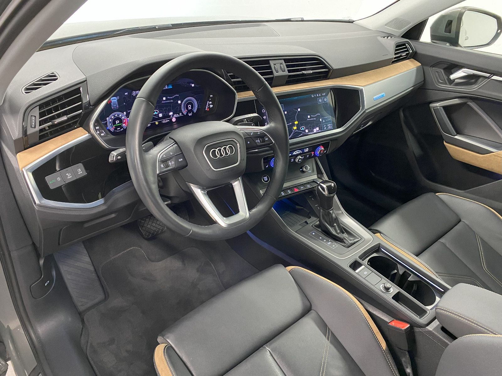 Audi Q3 45 TFSI quattro advanced - Samsaru's Car Outlet