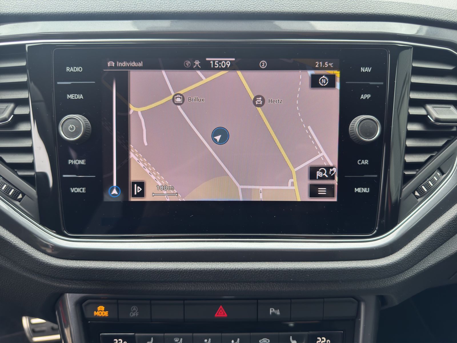 Volkswagen T-Roc 1.5 TSI Sport - Samsaru's Car Outlet