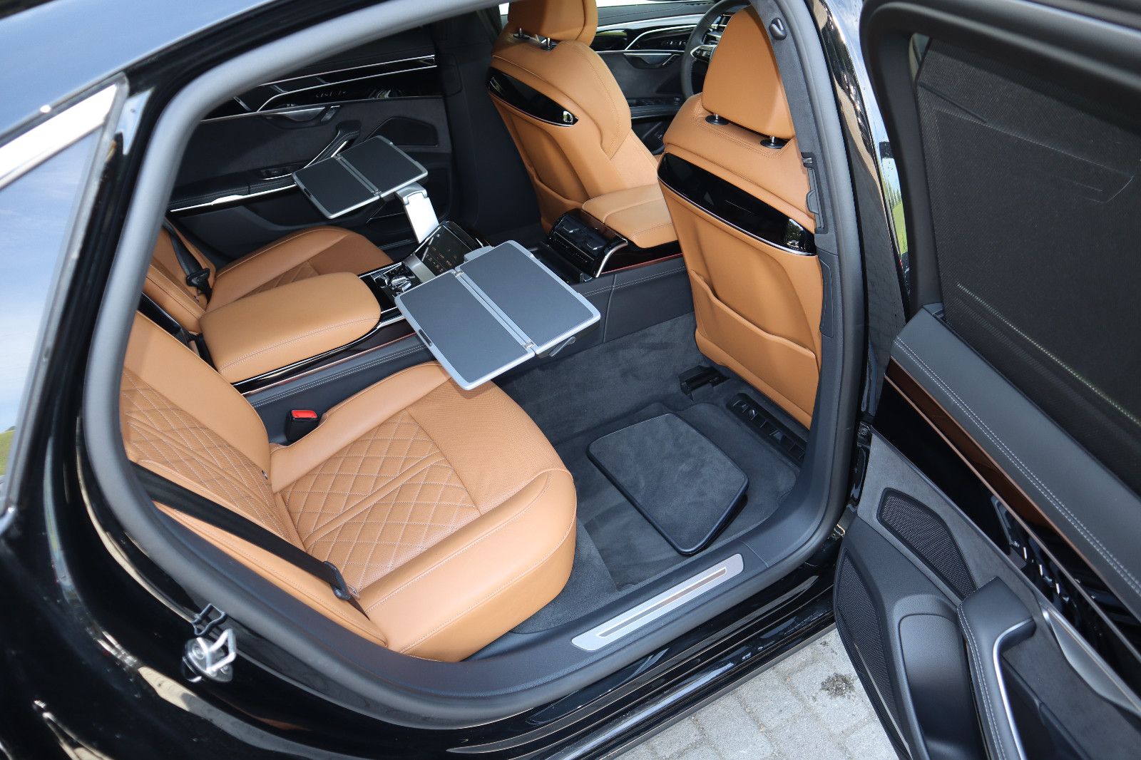 Audi A8L 60 TFSIe lang S-Line - Samsaru's Car Outlet