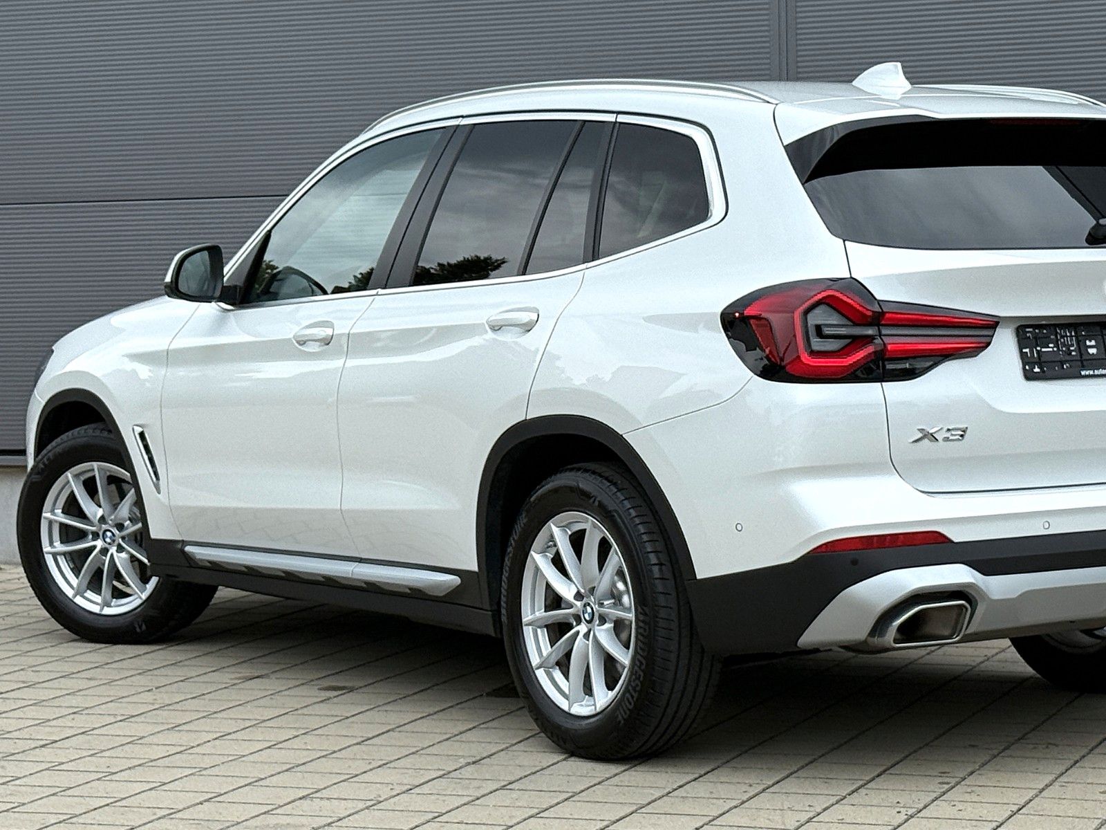 BMW X3 xDrive 20i Laser - Samsaru's Car Outlet