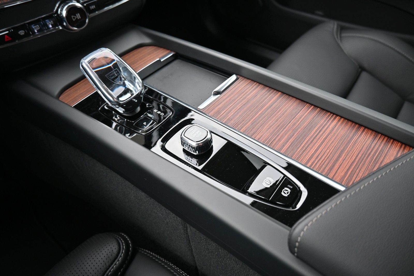 Volvo XC60 B4 D Autom. Plus Dark*STDHZG*360°*H&K*ACC