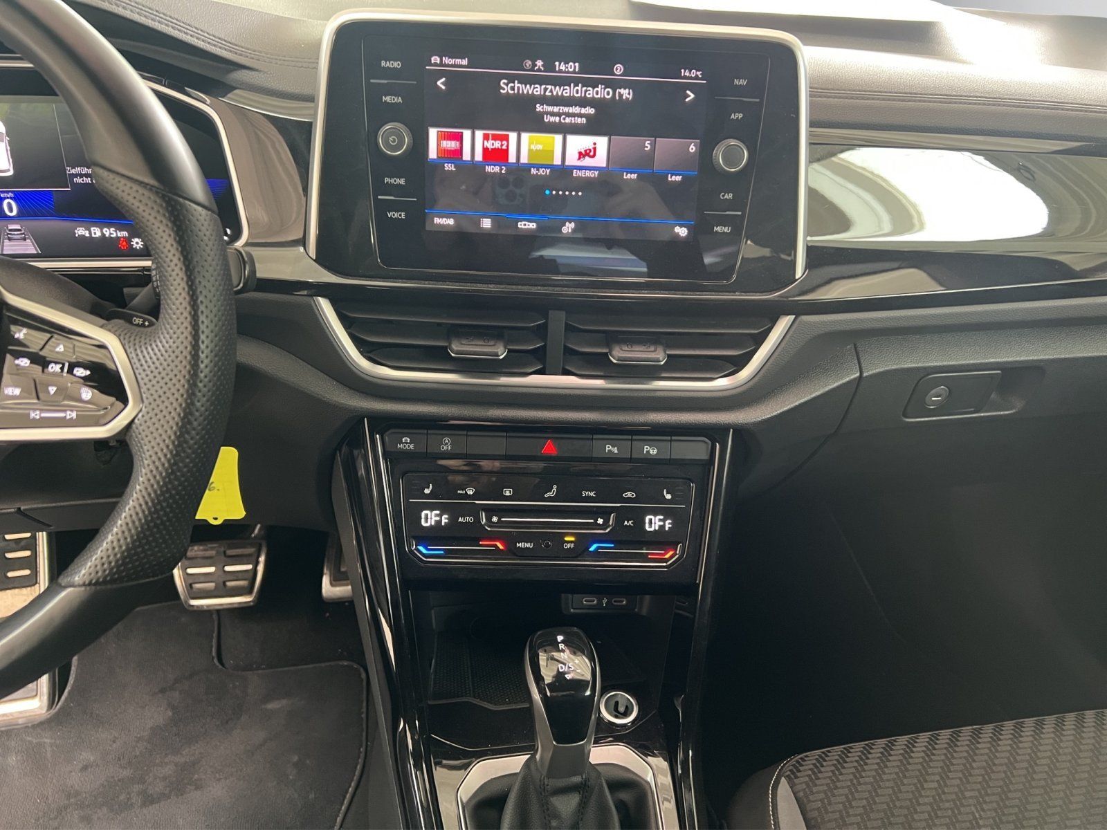Volkswagen T-Roc 1.5 TSI R-Line - Samsaru's Car Outlet