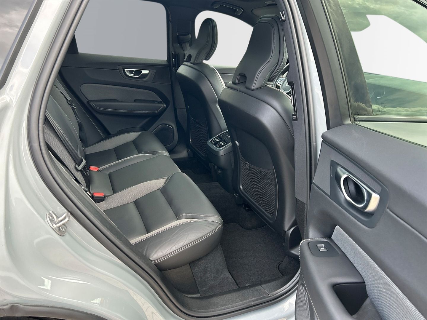 Volvo XC60 B4 Diesel AWD Ultimate Dark 21'' ACC AHK Lu