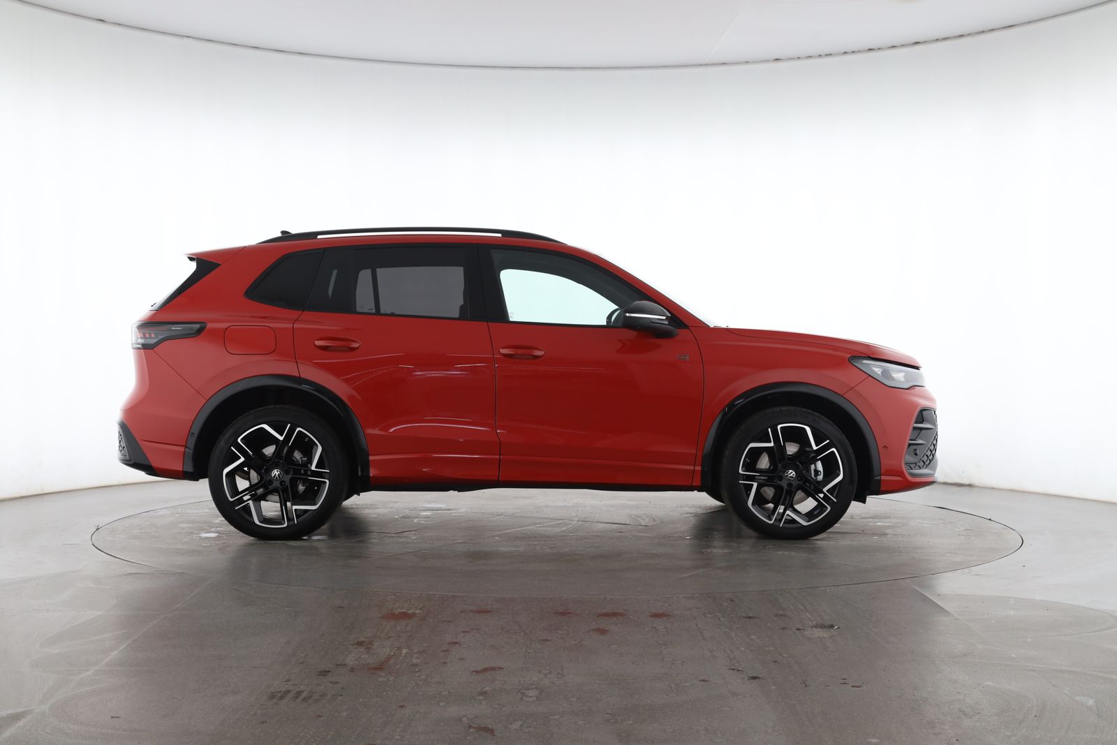 Volkswagen Tiguan 1.5 TSI DSG eHybrid R-Line | PANO | AHK |