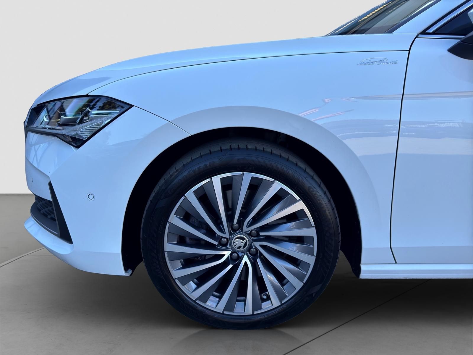 Skoda Superb 4x4 L&K*STHZ*AHK*360*ACC*HUD*LEDER*CANTON