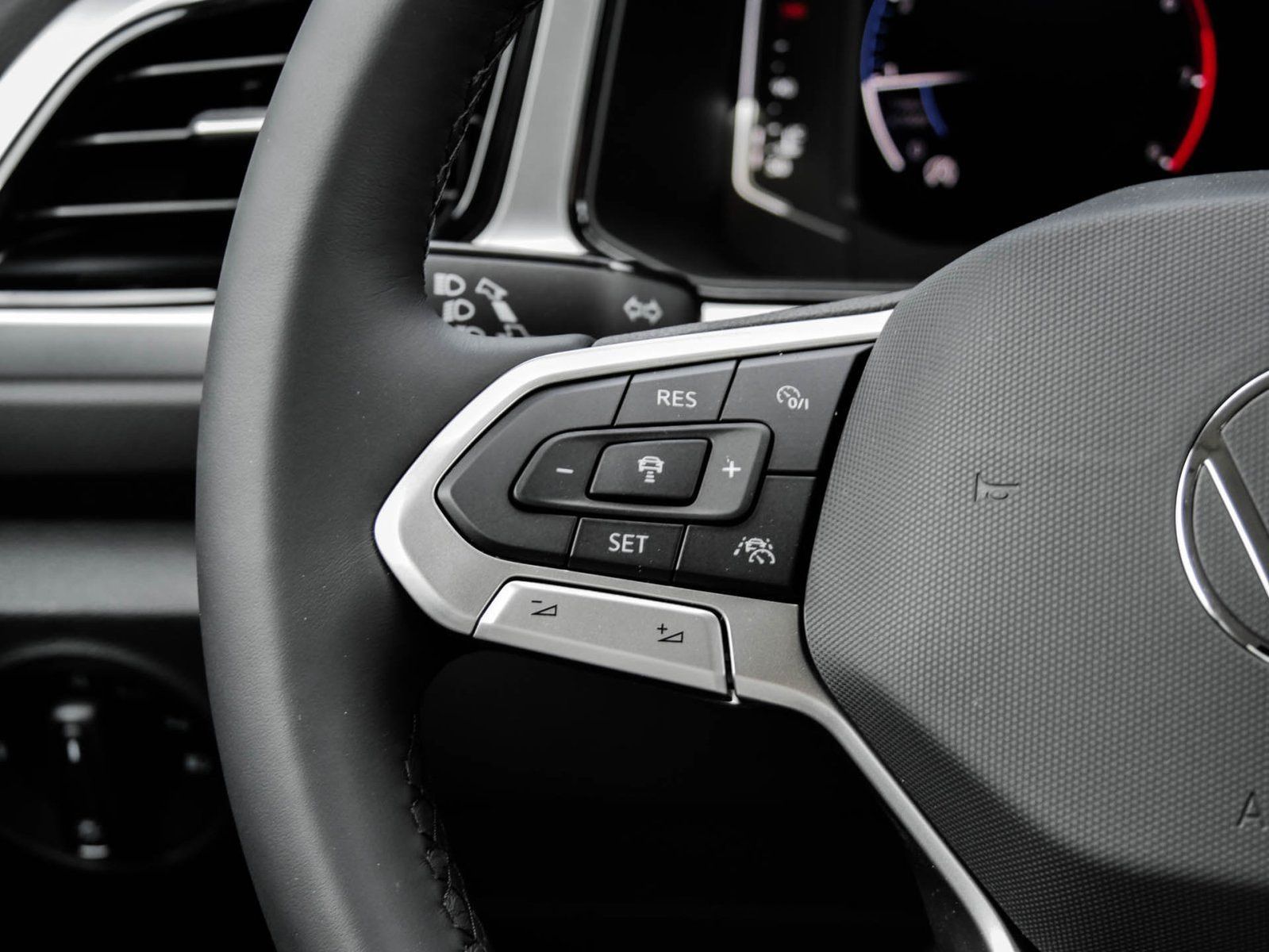 Volkswagen T-Roc Life 1.0 l TSI - Samsaru's Car Outlet