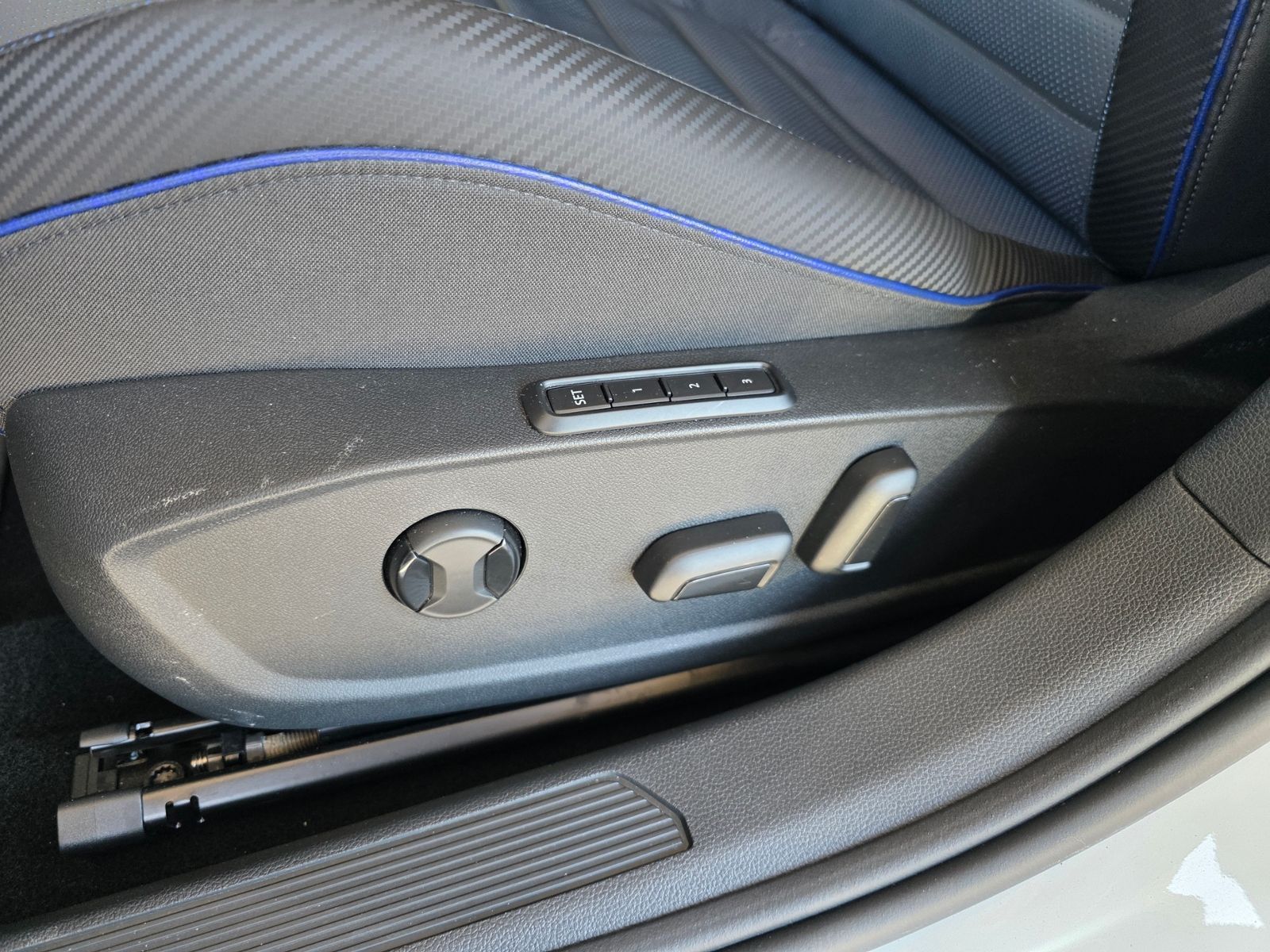 Volkswagen Golf VIII R 2.0 TSI DSG - Samsaru's Car Outlet