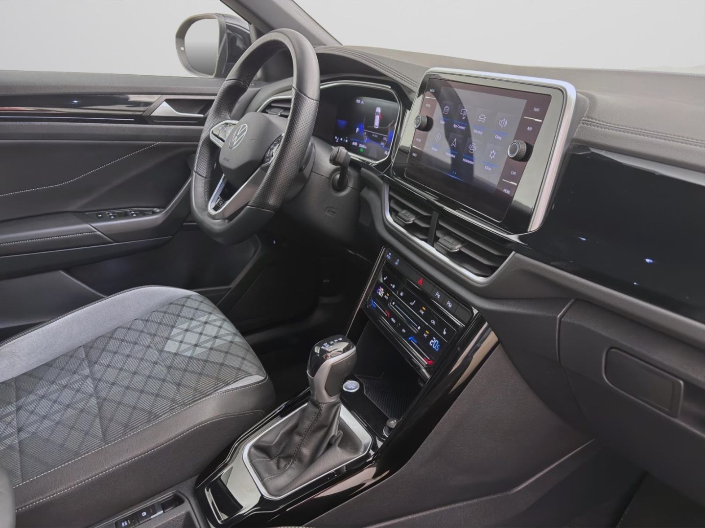 Volkswagen T-Roc 1.5 TSI DSG R-LINE - Samsaru's Car Outlet
