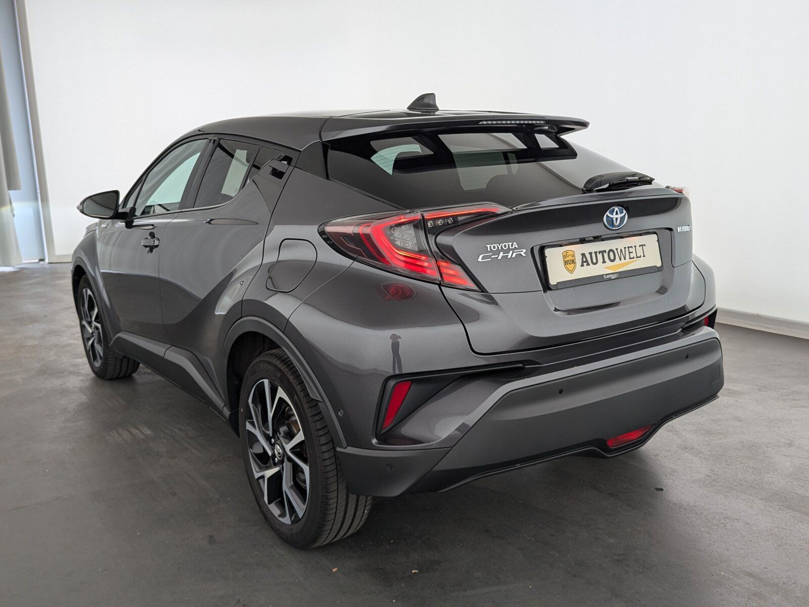 Toyota C-HR 1.8 Hybrid Club - Samsaru's Car Outlet