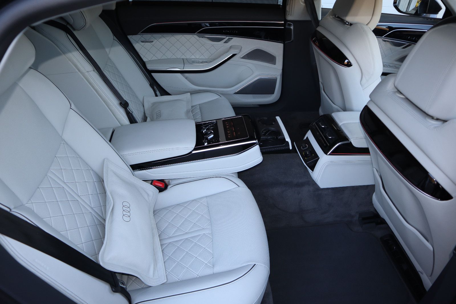 Audi A8L 60 TFSIe lang exclusive - Samsaru's Car Outlet