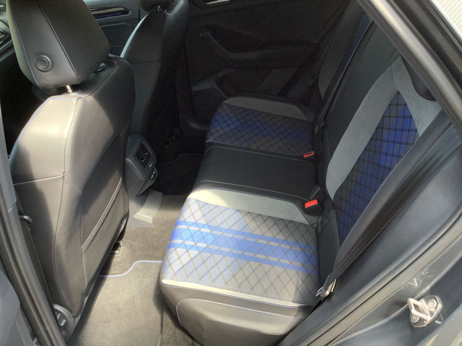 Volkswagen T-Roc 2.0 TSI DSG R 4M - Samsaru's Car Outlet