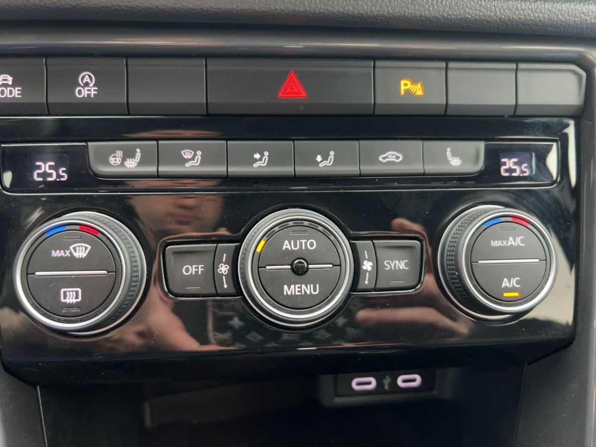 Volkswagen T-Roc 1.5 TSI DSG Sport R-line - Samsaru's Car Outlet