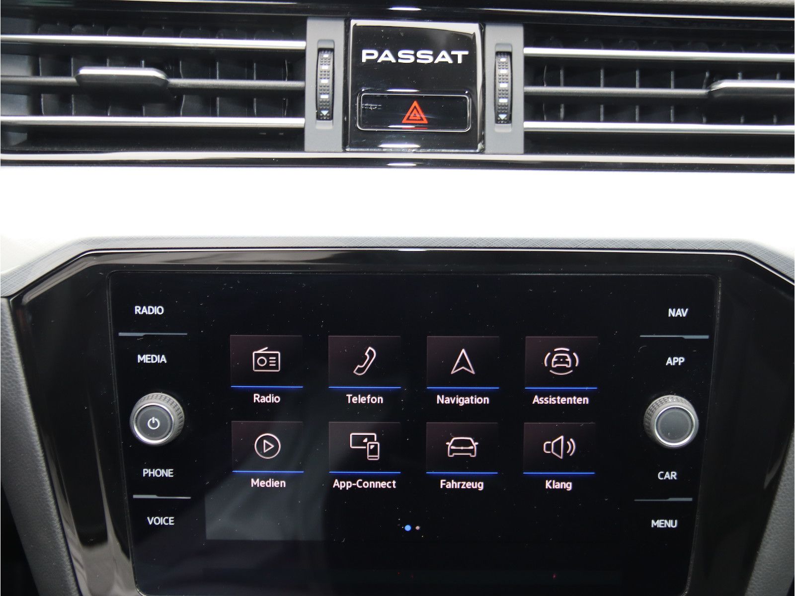 Volkswagen Passat 1.5 TSI BUSINESS - Samsaru's Car Outlet