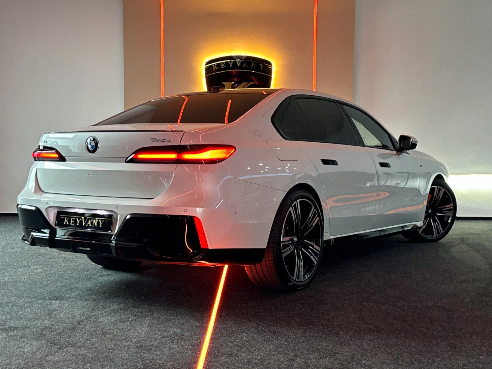 BMW 740d xD/4xMASSG/MPRO/SKY TV/KRIST/EXC.LNG/B&W/21