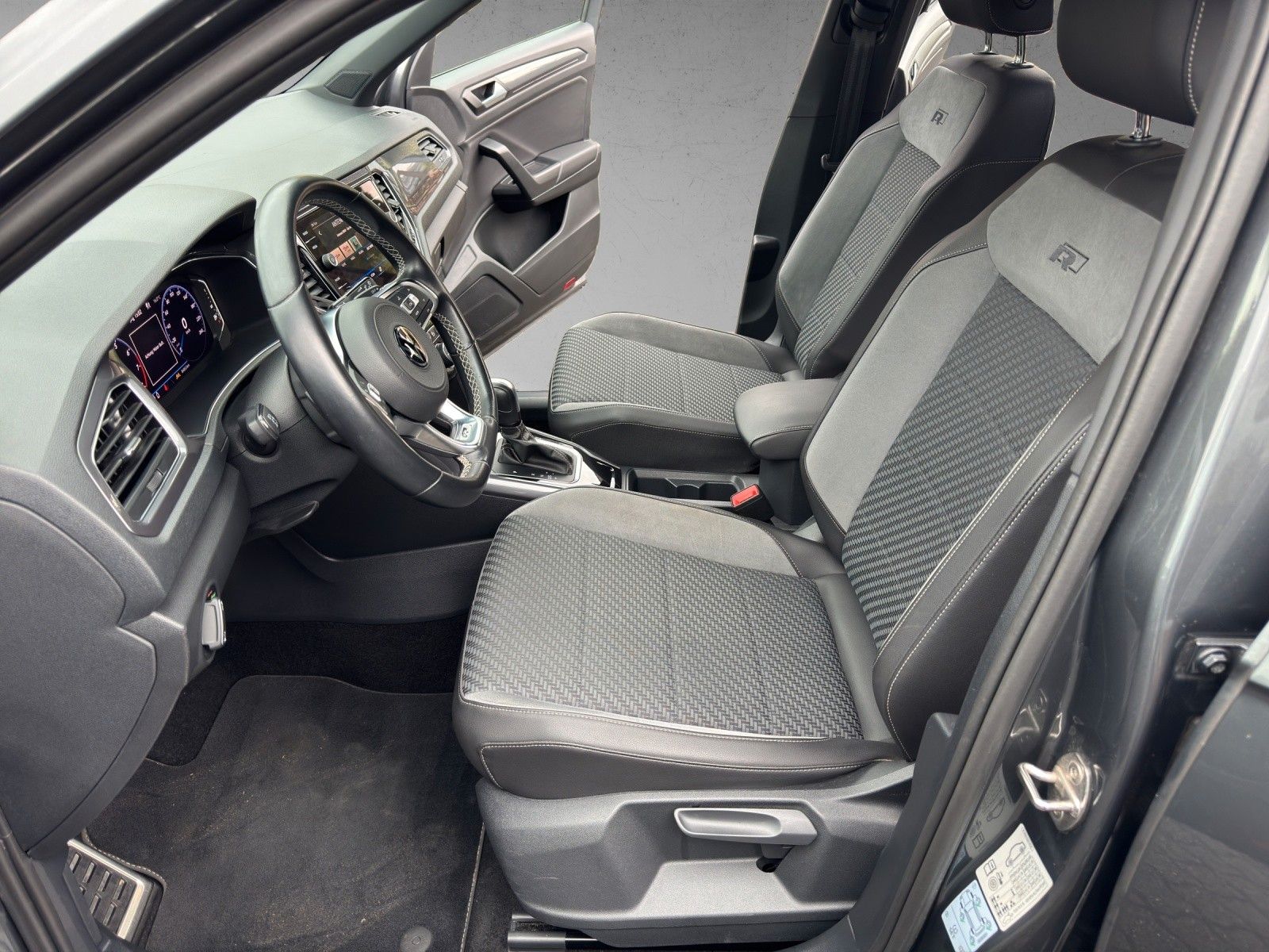 Volkswagen T-Roc R-Line DSG - Samsaru's Car Outlet