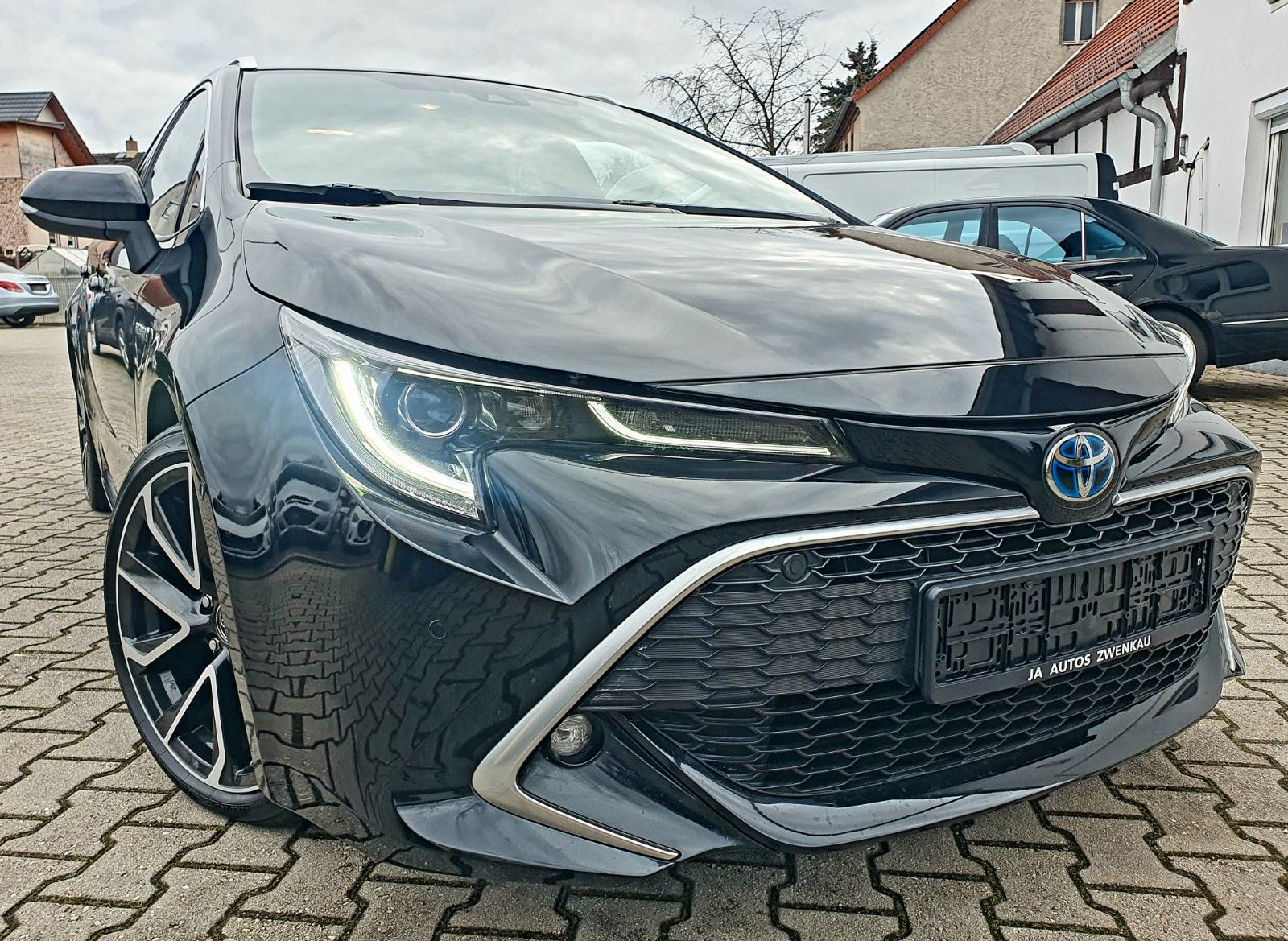 Toyota Corolla Touring Sports 2.0 Hybrid Lounge - Samsaru's Car Outlet