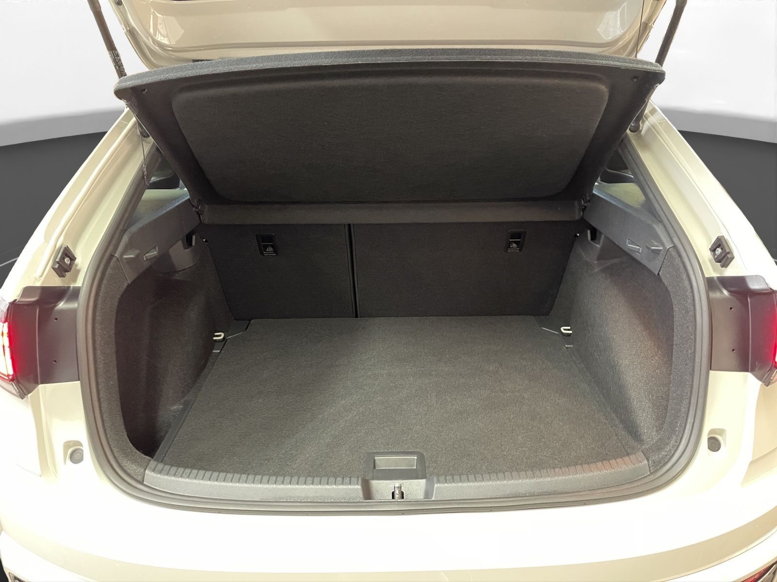 Volkswagen Taigo 1.0 TSI R-Line - Samsaru's Car Outlet
