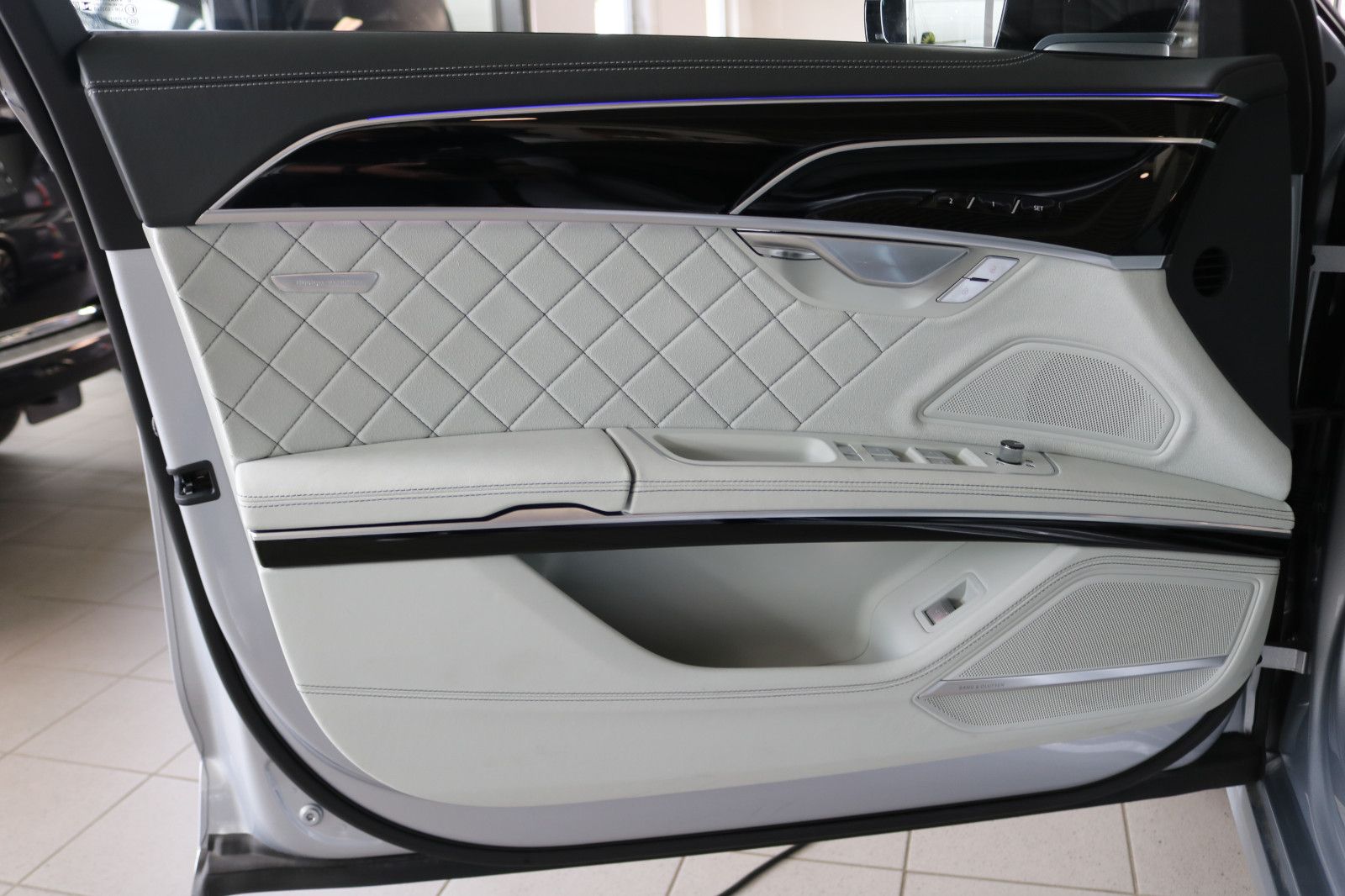 Audi A8 L 60 TFSI S line - Samsaru's Car Outlet
