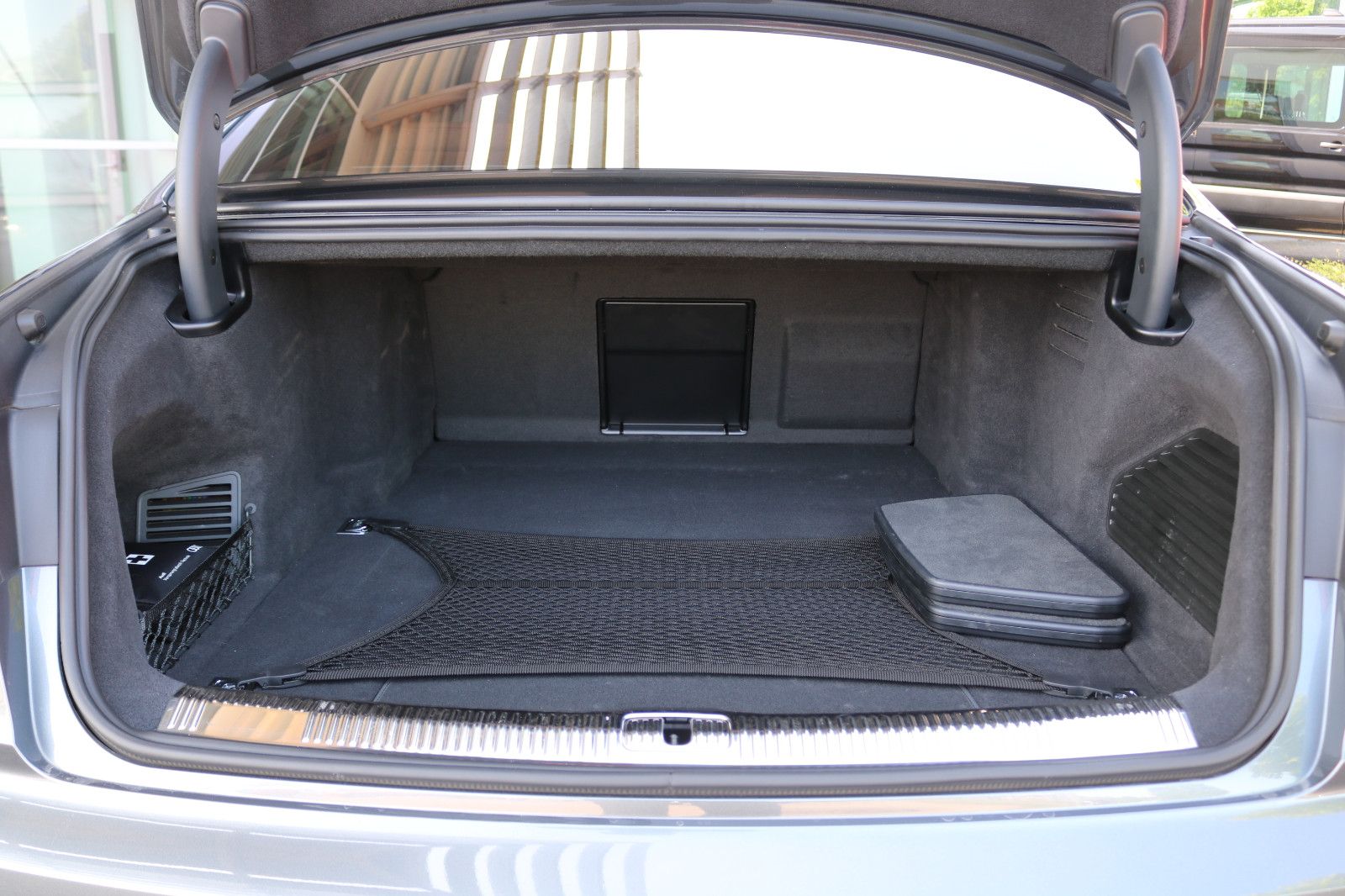 Audi A8 L 60 TFSI e Lang S line - Samsaru's Car Outlet
