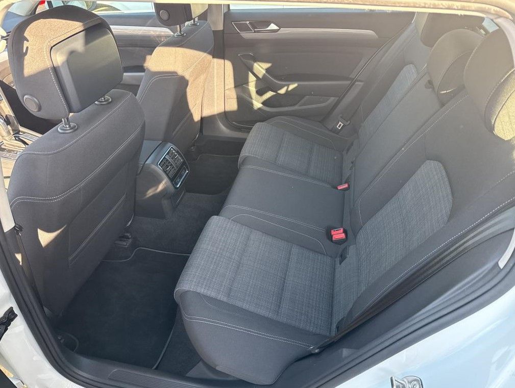 Volkswagen Passat Variant 2.0 TDI DSG Business - Samsaru's Car Outlet