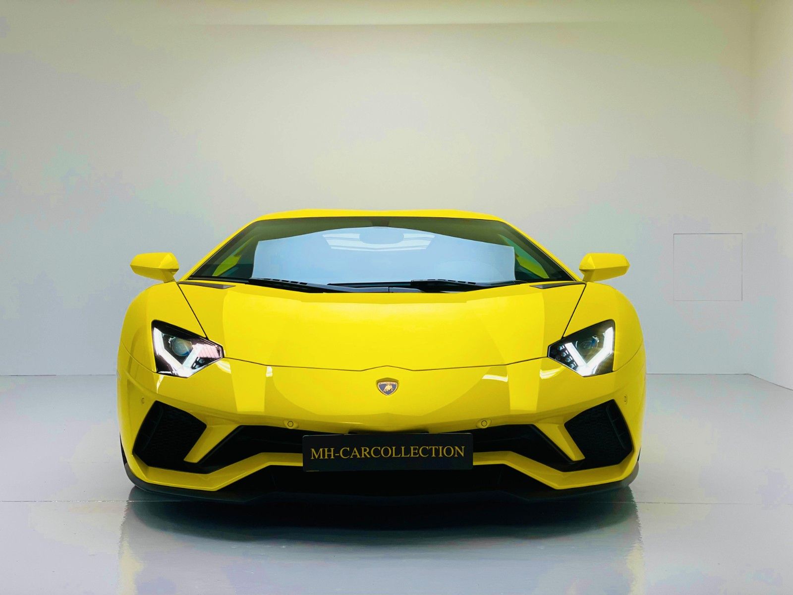 Lamborghini Aventador S - Samsaru's Car Outlet